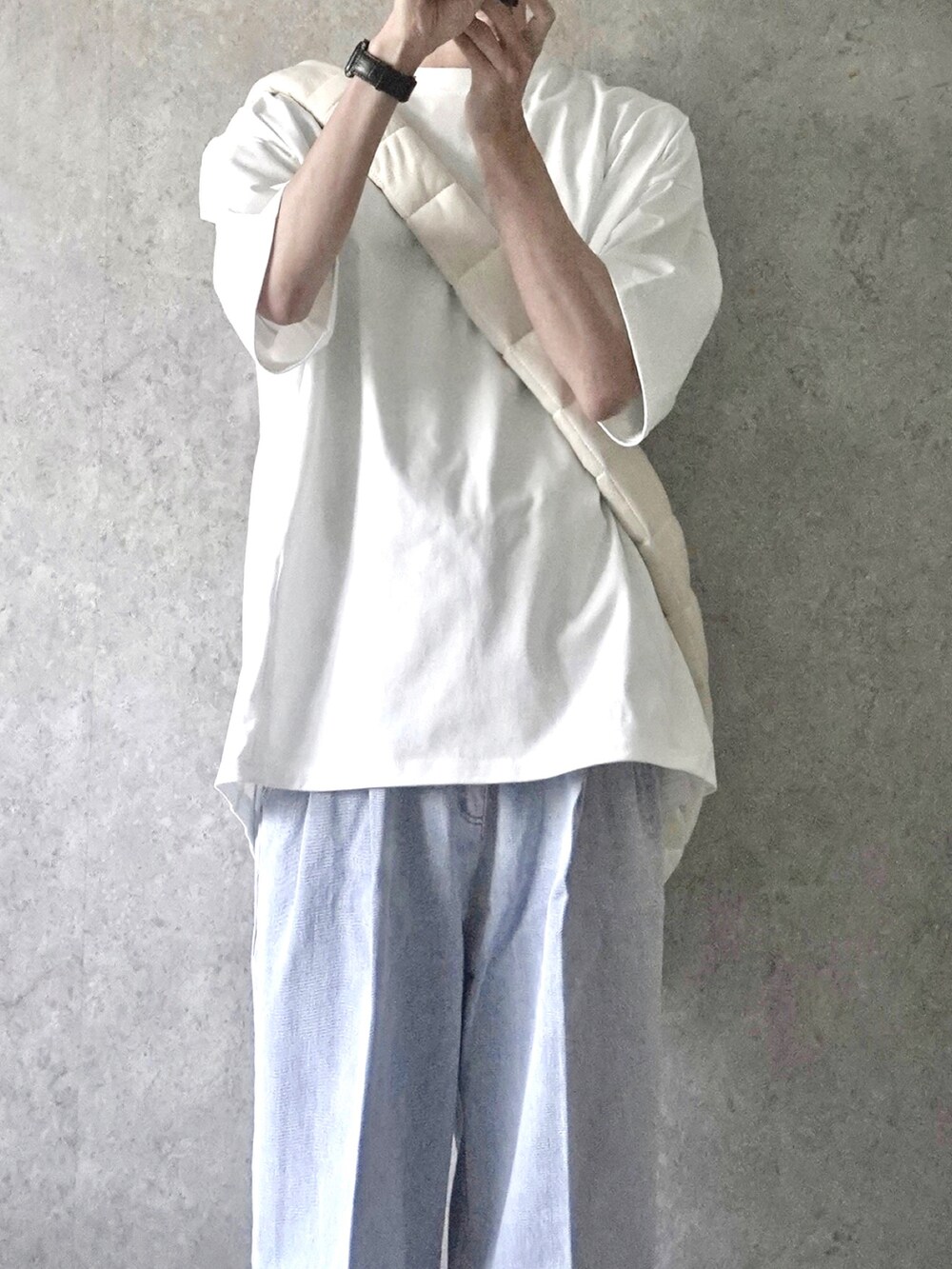 「SERACEの【SERACE】Loose silhouette T-shirt / ルーズシルエットTシャツ（Tシャツ/カットソー、ホワイト系）」を使った、あすさん（メンズ・176cm）の春コーディネートの4枚目の写真