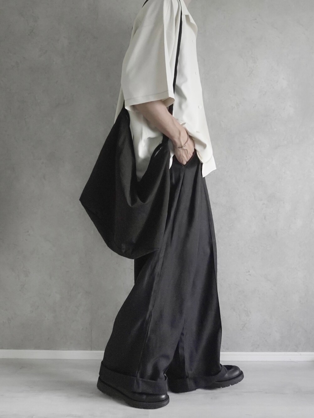 「JULLINの【JULLIN】 loose open collar stitch shirt / ルーズオープンカラーステッチシャツ（シャツ/ブラウス、ホワイト系）」を使った、あすさん（メンズ・176cm）の夏コーディネートの5枚目の写真