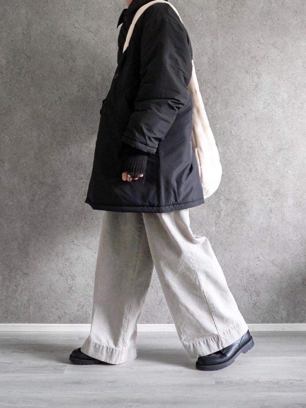 「服とコスメでなりたい自分に、クリスマスに着たい服、休日スタイル、きれいめカジュアル、冬コーデ、ミリタリー、ワイドパンツ、ロングコート、ローファー、マイベストコーデ2022、ビッグシルエット」｜「soerteのWide straight ：Flare black fade denim/ワイドストレート：フレア ブラックフェードデニム（デニムパンツ、グレー系）」を使った、あすさん（メンズ・176cm）の冬コーディネートの3枚目の写真