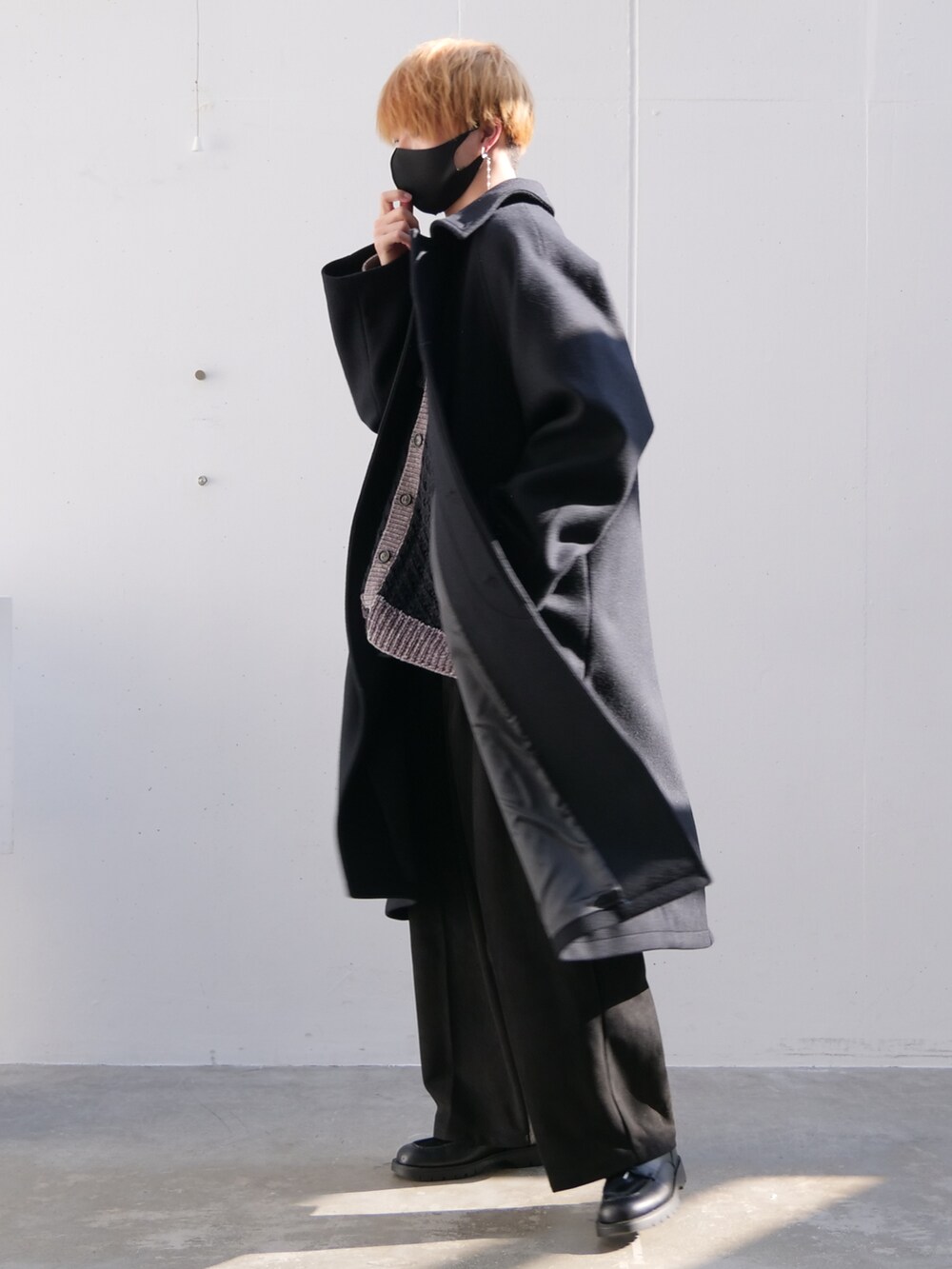 「Alcindor Materialsのsuper140's lamb wool balmacaan coat/スーパー１４０’ｓラムウールバルマカーンコート（その他アウター、ブラック系）」を使った、あすさん（メンズ・176cm）の冬コーディネートの2枚目の写真