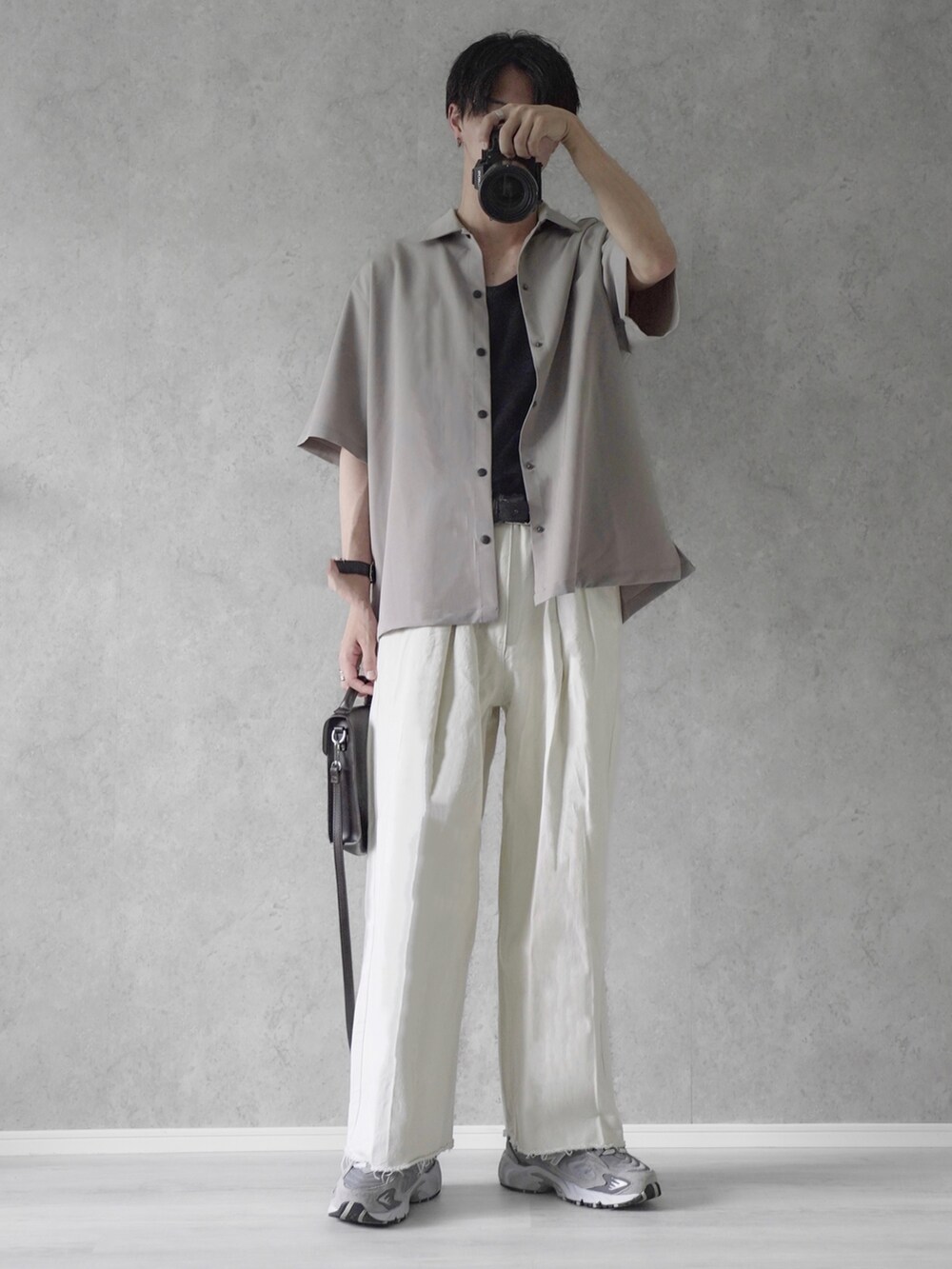 「ITEMS URBANRESEARCHのTRストレッチ 半袖シャツ（シャツ/ブラウス、グレー系）」を使った、あすさん（メンズ・176cm）の夏コーディネートの2枚目の写真
