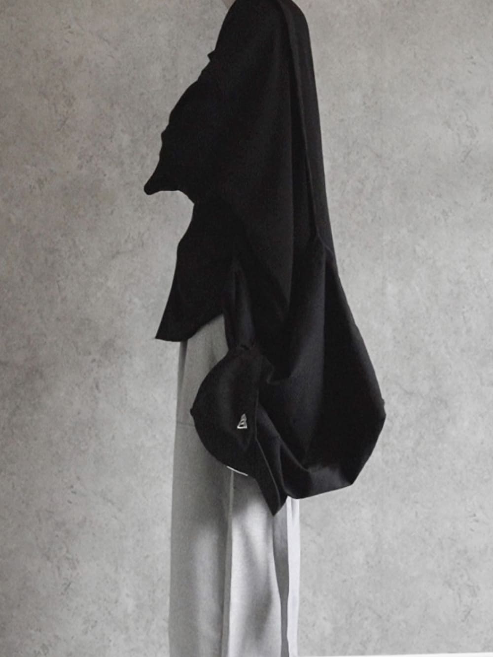 「CASPER JOHNのVarious Dolman Shirts/バリアスドルマンシャツ（シャツ/ブラウス、ブラック系）」を使った、あすさん（メンズ・176cm）の春コーディネートの2枚目の写真