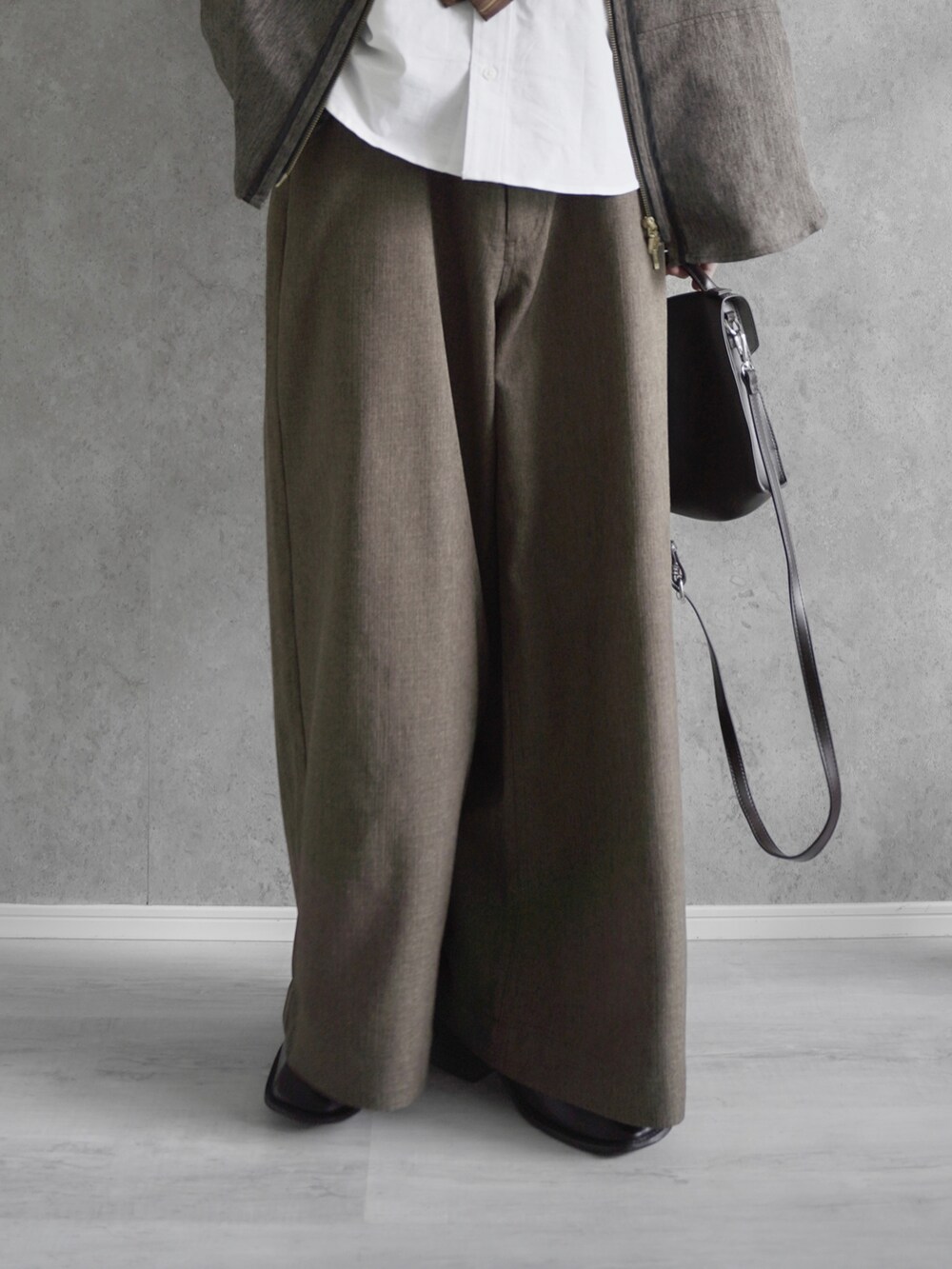 「ad」｜「URBAN RESEARCH Sonny Labelの『WEB/一部店舗限定』『XLサイズあり』『抗菌』オックスボタンダウンシャツ（シャツ/ブラウス、ホワイト系）」を使った、あすさん（メンズ・176cm）の秋コーディネートの5枚目の写真