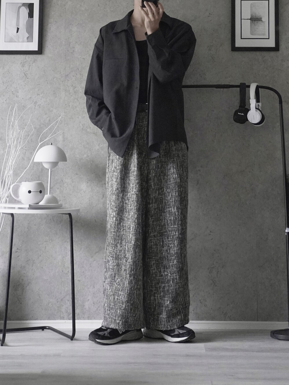 「シャツスタイル、シンプルコーデ、ビッグシルエット、休日スタイル、スニーカー」｜「CASPER JOHNのVarious dolman huge shirts/バリアスドルマンヒュージシャツ（シャツ/ブラウス、ブラック系）」を使った、あすさん（メンズ・176cm）の春コーディネートの3枚目の写真