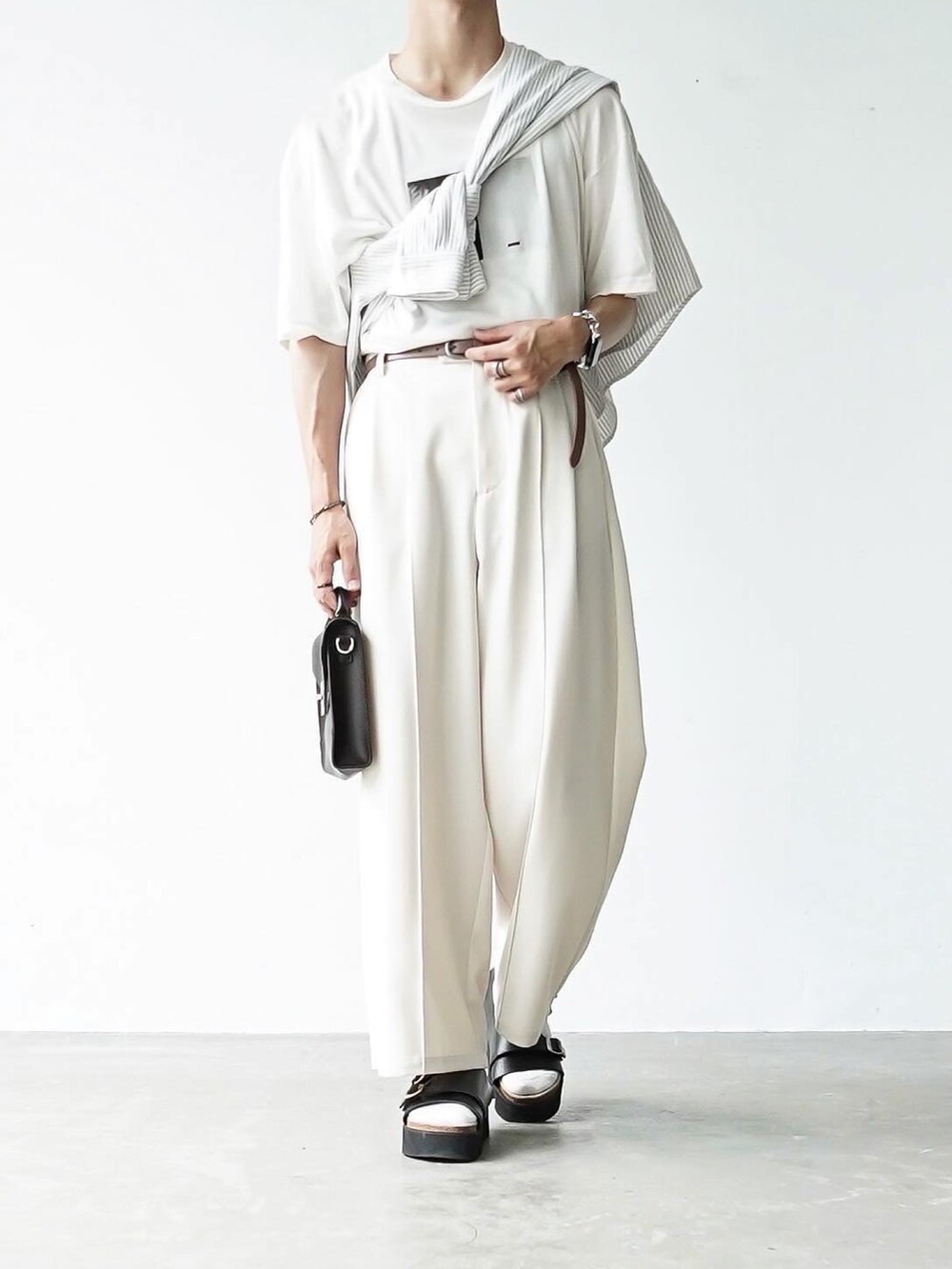「steinのアイテム（Tシャツ/カットソー、ホワイト系）」を使った、あすさん（メンズ・176cm）の夏コーディネートの2枚目の写真
