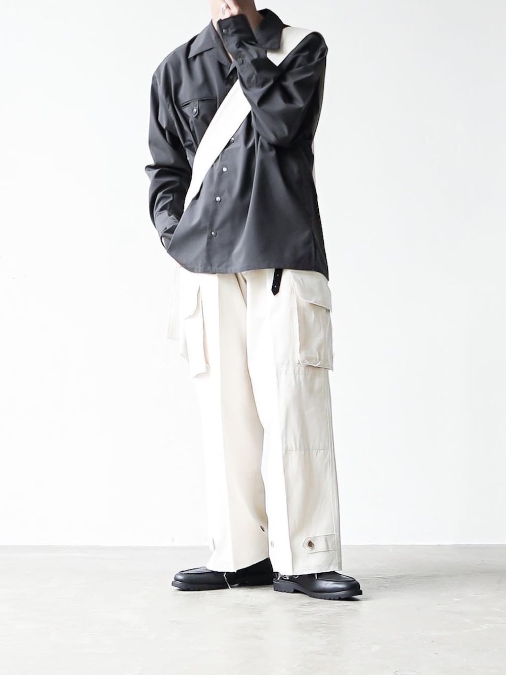 グレー系のシャツ/ブラウス、ホワイト系のカーゴパンツ、ブラック系のドレスシューズを着用したメンズの秋コーディネートの2枚目の写真