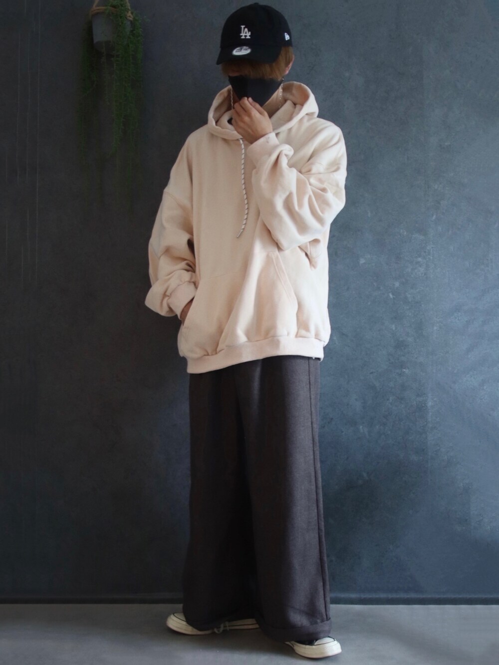 「INTER FACTORYのファッションインフルエンサー shizuku - オーバーサイズ配色ドローストリングパーカー　made in INTER FACTORY（パーカー、ホワイト系）」を使った、あすさん（メンズ・176cm）の秋コーディネートの2枚目の写真