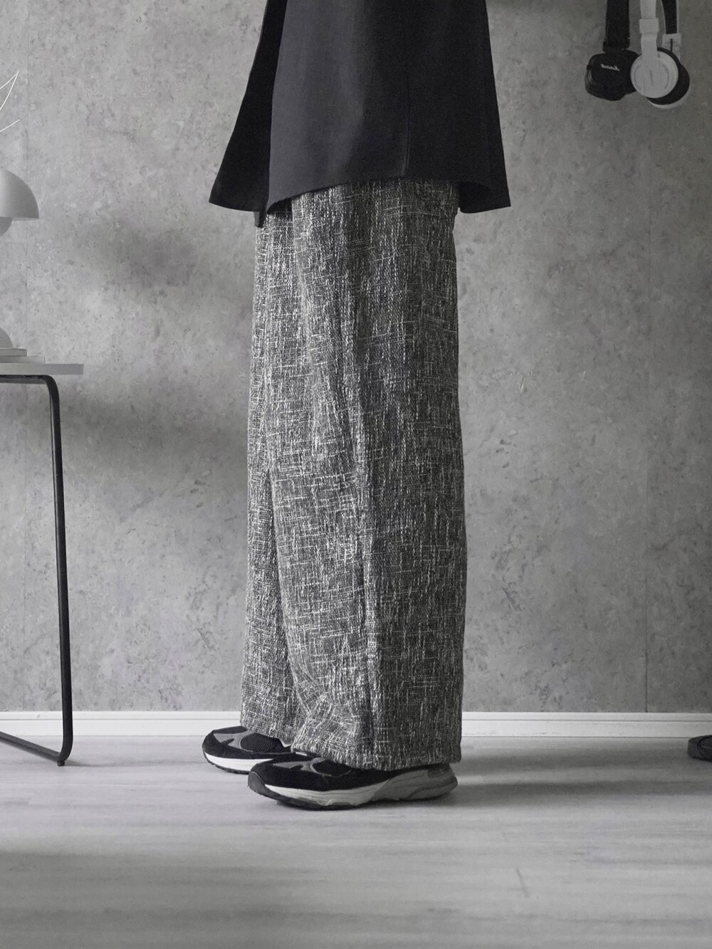 「シャツスタイル、シンプルコーデ、ビッグシルエット、休日スタイル、スニーカー」｜「CASPER JOHNのVarious dolman huge shirts/バリアスドルマンヒュージシャツ（シャツ/ブラウス、ブラック系）」を使った、あすさん（メンズ・176cm）の春コーディネートの5枚目の写真