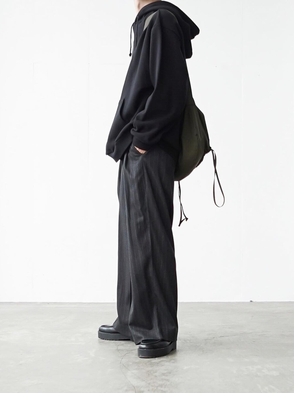 「remerのloose basic over parker / ルーズベーシックオーバーパーカー（パーカー、ブラック系）」を使った、あすさん（メンズ・176cm）の秋コーディネートの5枚目の写真