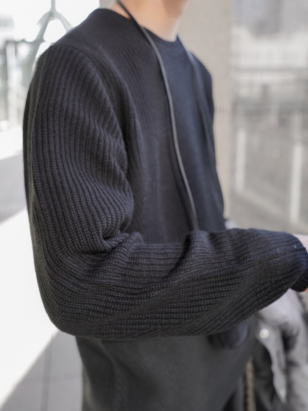 「URBAN RESEARCH Sonny Labelのウォッシャブルウール混クルーネックニット（ニット/セーター、ブラック系）」を使った、あすさん（メンズ・176cm）の冬コーディネートの5枚目の写真