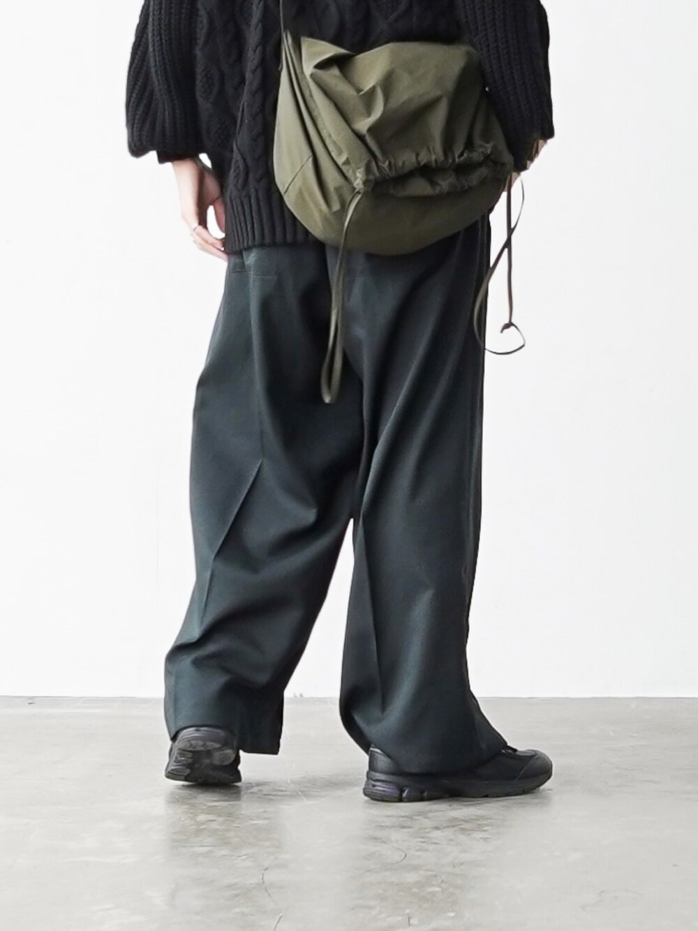 「CASPER JOHNのImitation wool buggy slacks/イミテーションウールバギースラックス（スラックス、ブラック系）」を使った、あすさん（メンズ・176cm）の秋コーディネートの3枚目の写真