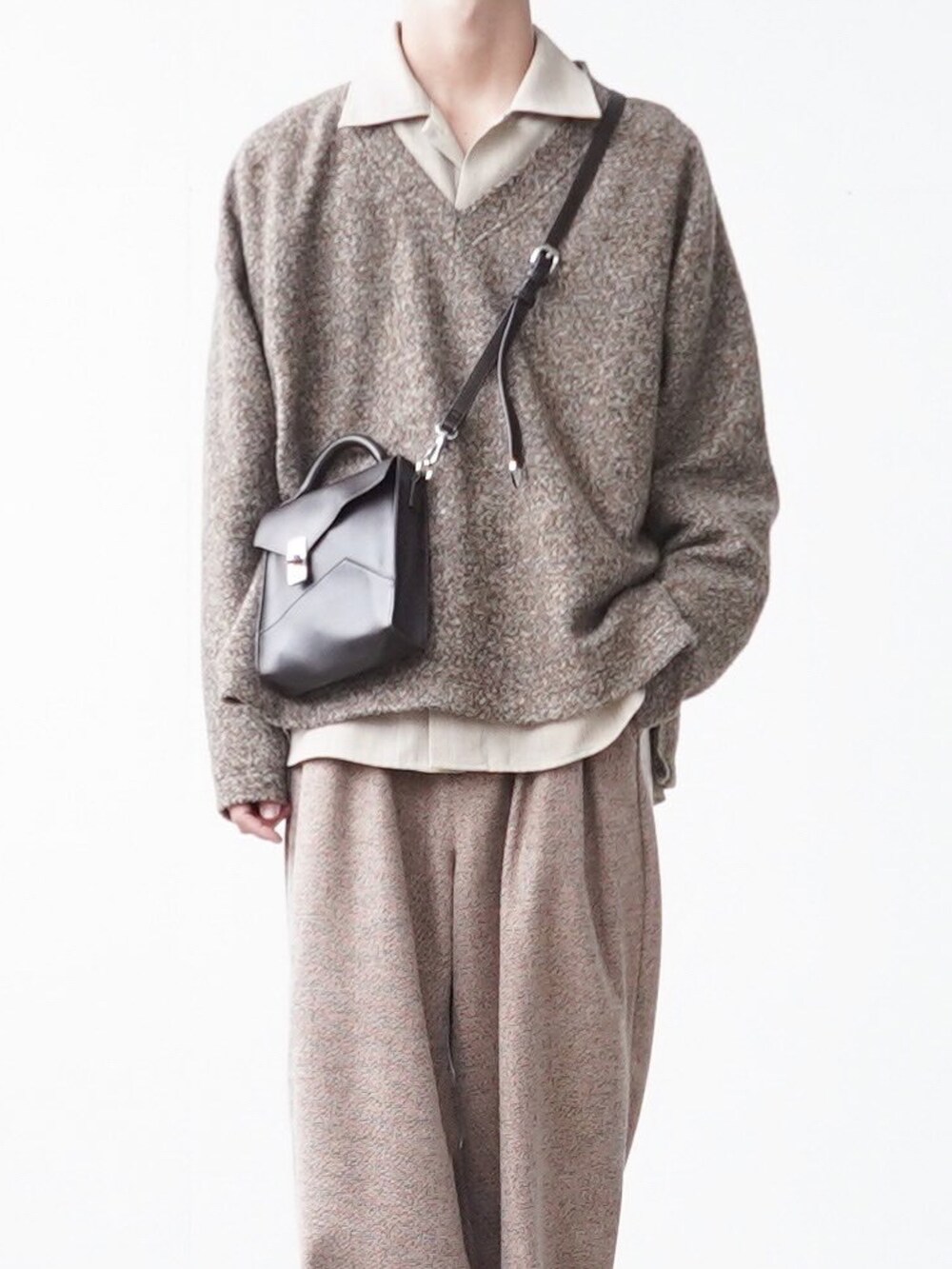 「soerteの2way square shoulder bag/2wayスクエアショルダーバッグ（ショルダーバッグ、ブラウン系）」を使った、あすさん（メンズ・176cm）の秋コーディネートの4枚目の写真