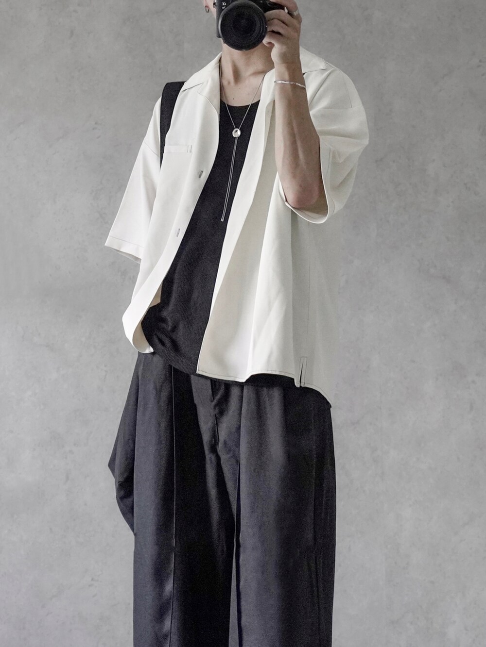 「JULLINの【JULLIN】 loose open collar stitch shirt / ルーズオープンカラーステッチシャツ（シャツ/ブラウス、ホワイト系）」を使った、あすさん（メンズ・176cm）の夏コーディネートの3枚目の写真