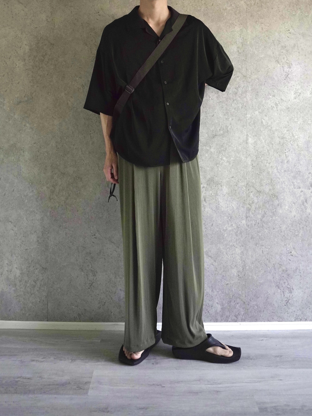 「CASPER JOHNのVarious Dolman Shirts/バリアスドルマンシャツ（シャツ/ブラウス、ブラック系）」を使った、あすさん（メンズ・176cm）の春コーディネートの2枚目の写真
