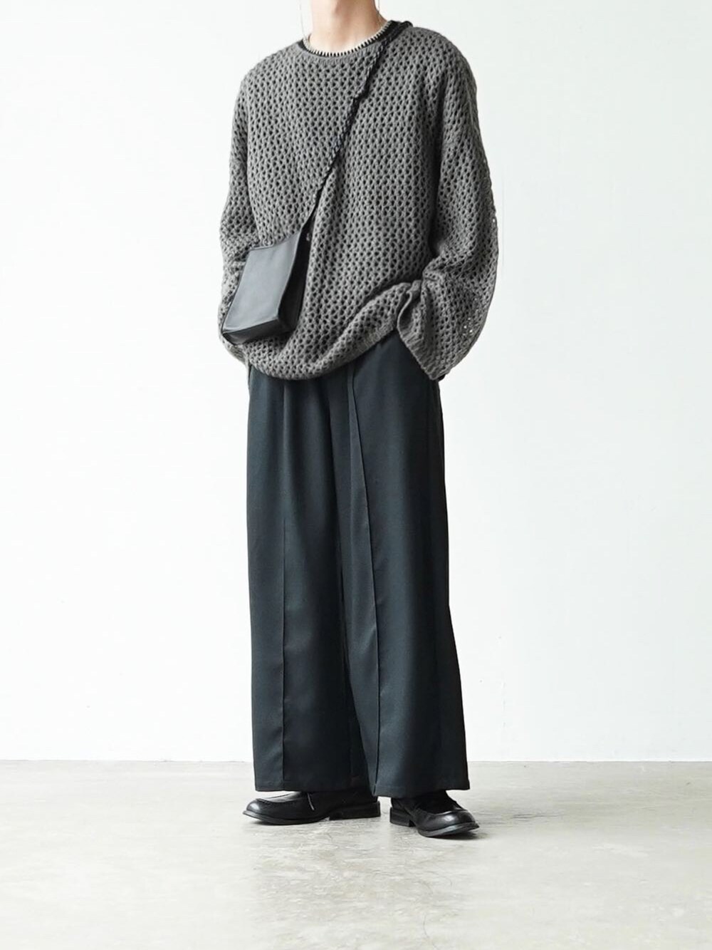 グレー系のその他トップス、ブラック系のドレスシューズ、ブラック系のショルダーバッグを着用したメンズの夏コーディネートの5枚目の写真