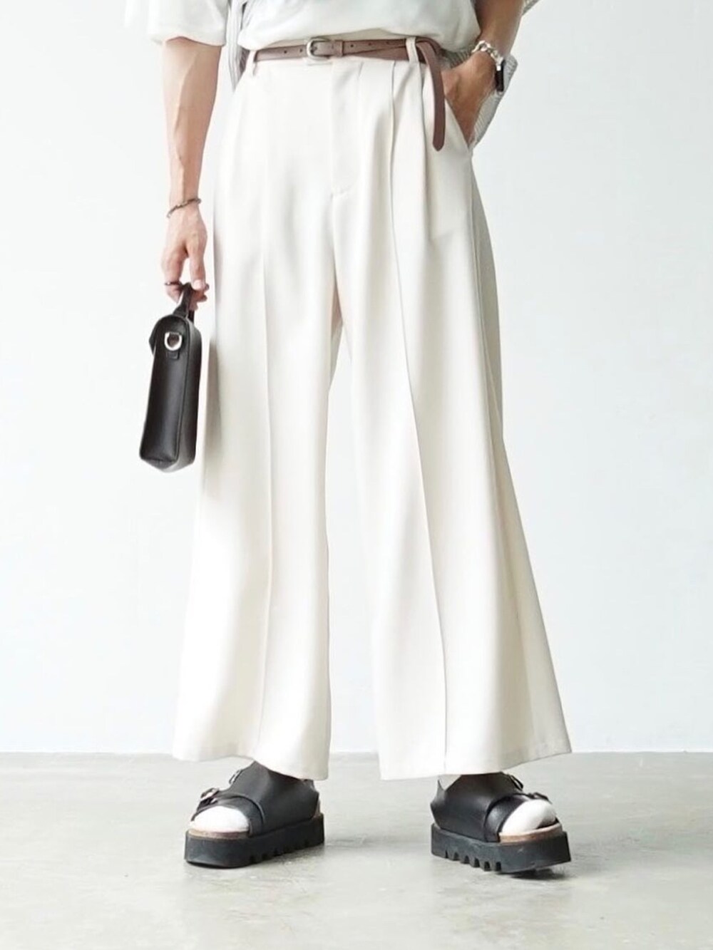 「steinのアイテム（Tシャツ/カットソー、ホワイト系）」を使った、あすさん（メンズ・176cm）の夏コーディネートの5枚目の写真