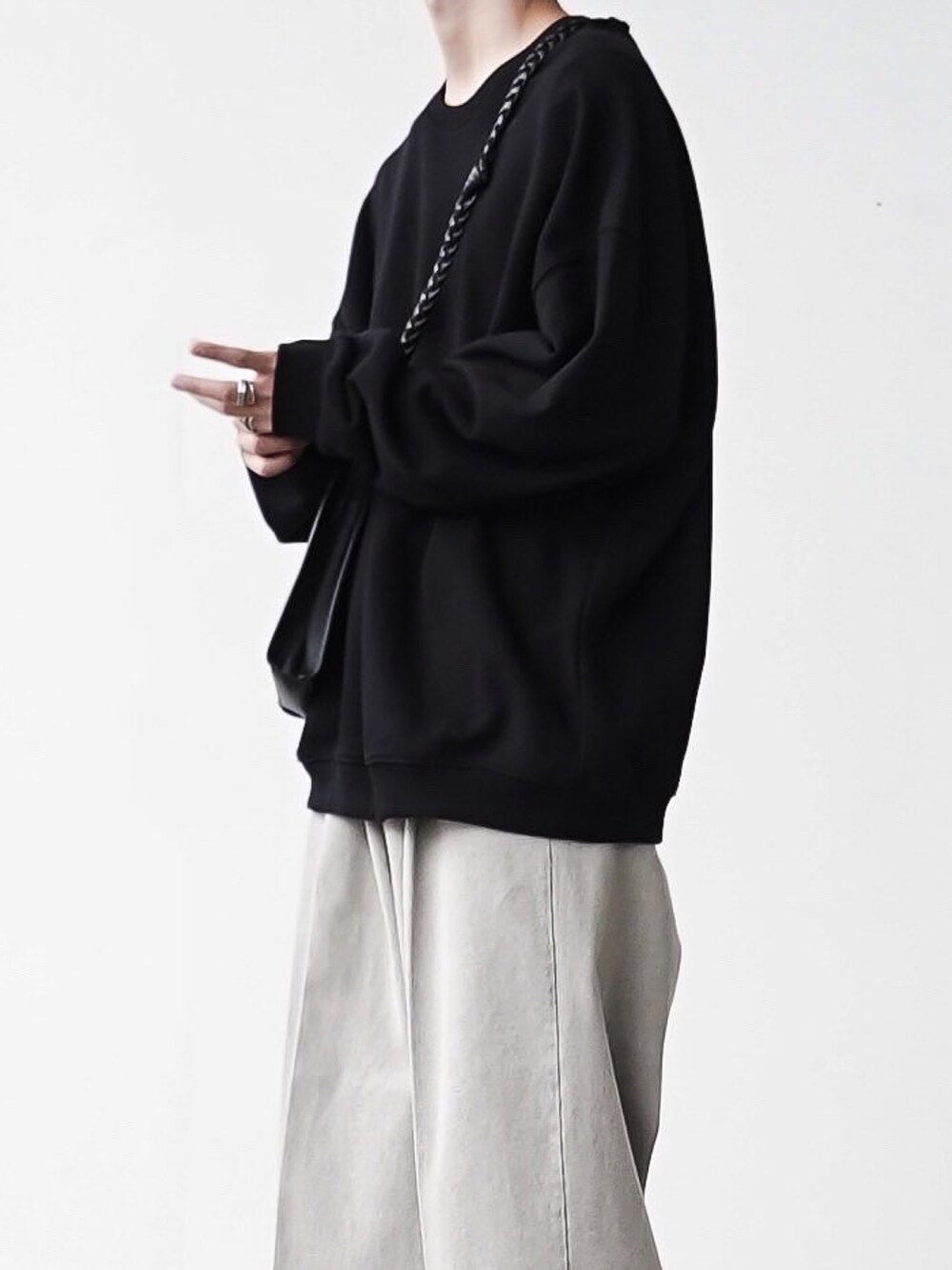 「remerのloose crew neck sweat/ルーズクルーネックスウェット（スウェット、ブラック系）」を使った、あすさん（メンズ・176cm）の秋コーディネートの3枚目の写真