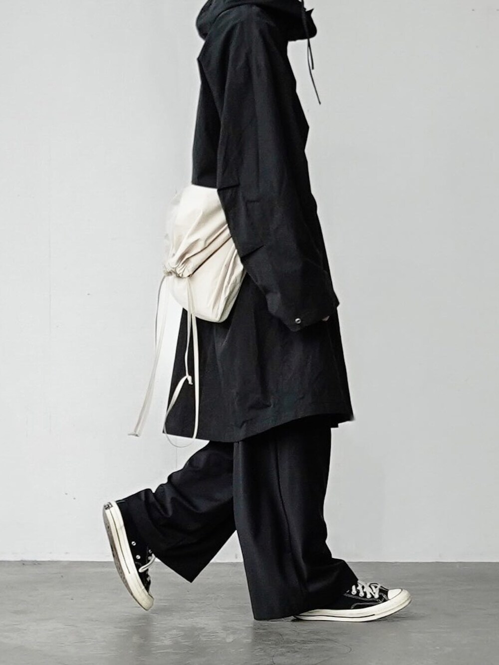 「remerのloose 2way hood over coat / ルーズツーウェイフードオーバーコート（その他アウター、ブラック系）」を使った、あすさん（メンズ・176cm）の秋コーディネートの2枚目の写真