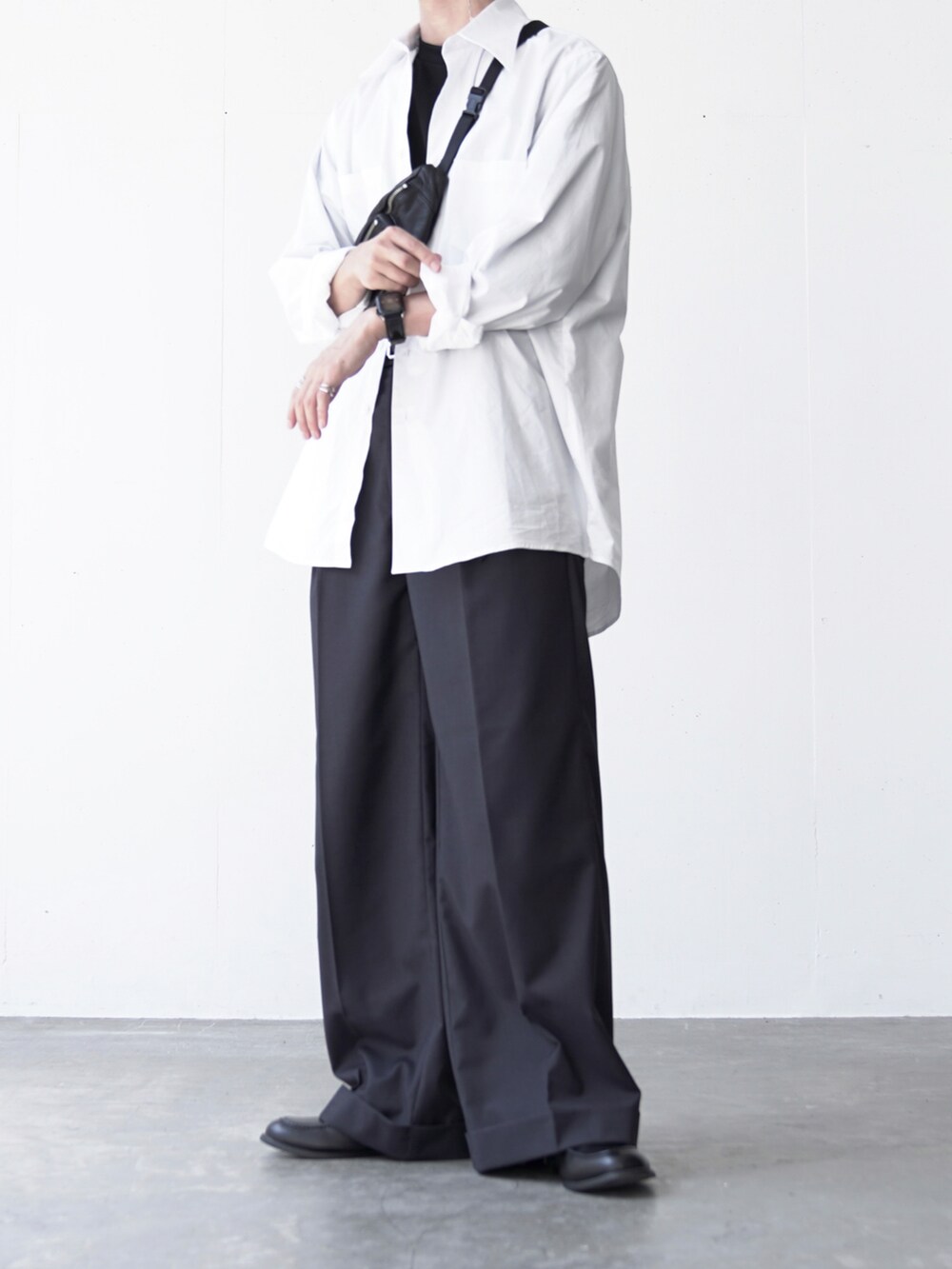 ホワイト系のシャツ/ブラウス、ブラック系のTシャツ/カットソー、グレー系のスラックスを着用したメンズの夏コーディネートの2枚目の写真