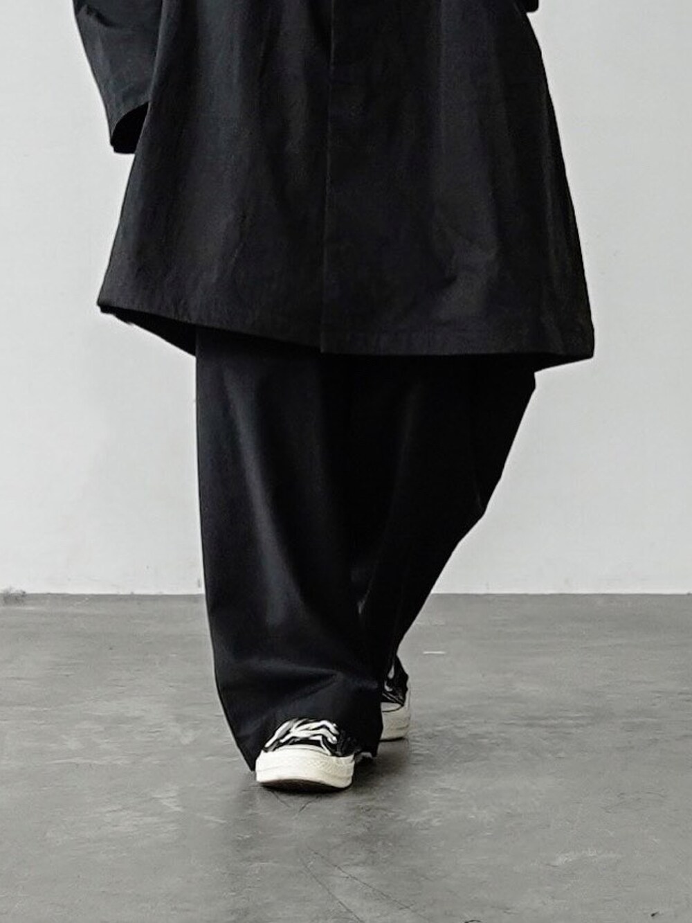 「remerのloose 2way hood over coat / ルーズツーウェイフードオーバーコート（その他アウター、ブラック系）」を使った、あすさん（メンズ・176cm）の秋コーディネートの4枚目の写真