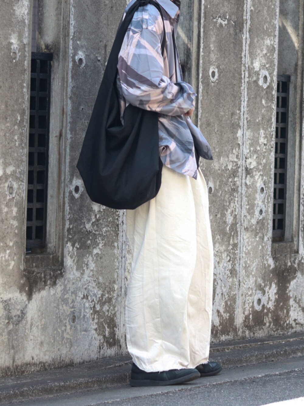 グレー系のシャツ/ブラウス、ホワイト系のデニムパンツ、ブラック系のスニーカーを着用したメンズの春コーディネートの2枚目の写真