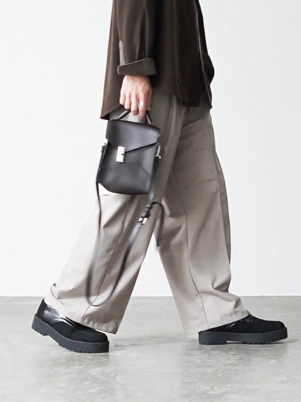 「CASPER JOHNのWide buggy slacks/ワイドバギースラックス（その他パンツ、グレー系）」を使った、あすさん（メンズ・176cm）の秋コーディネートの3枚目の写真
