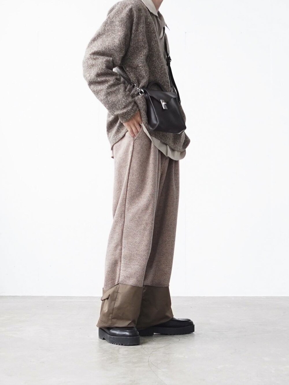 「soerteの2way square shoulder bag/2wayスクエアショルダーバッグ（ショルダーバッグ、ブラウン系）」を使った、あすさん（メンズ・176cm）の秋コーディネートの2枚目の写真