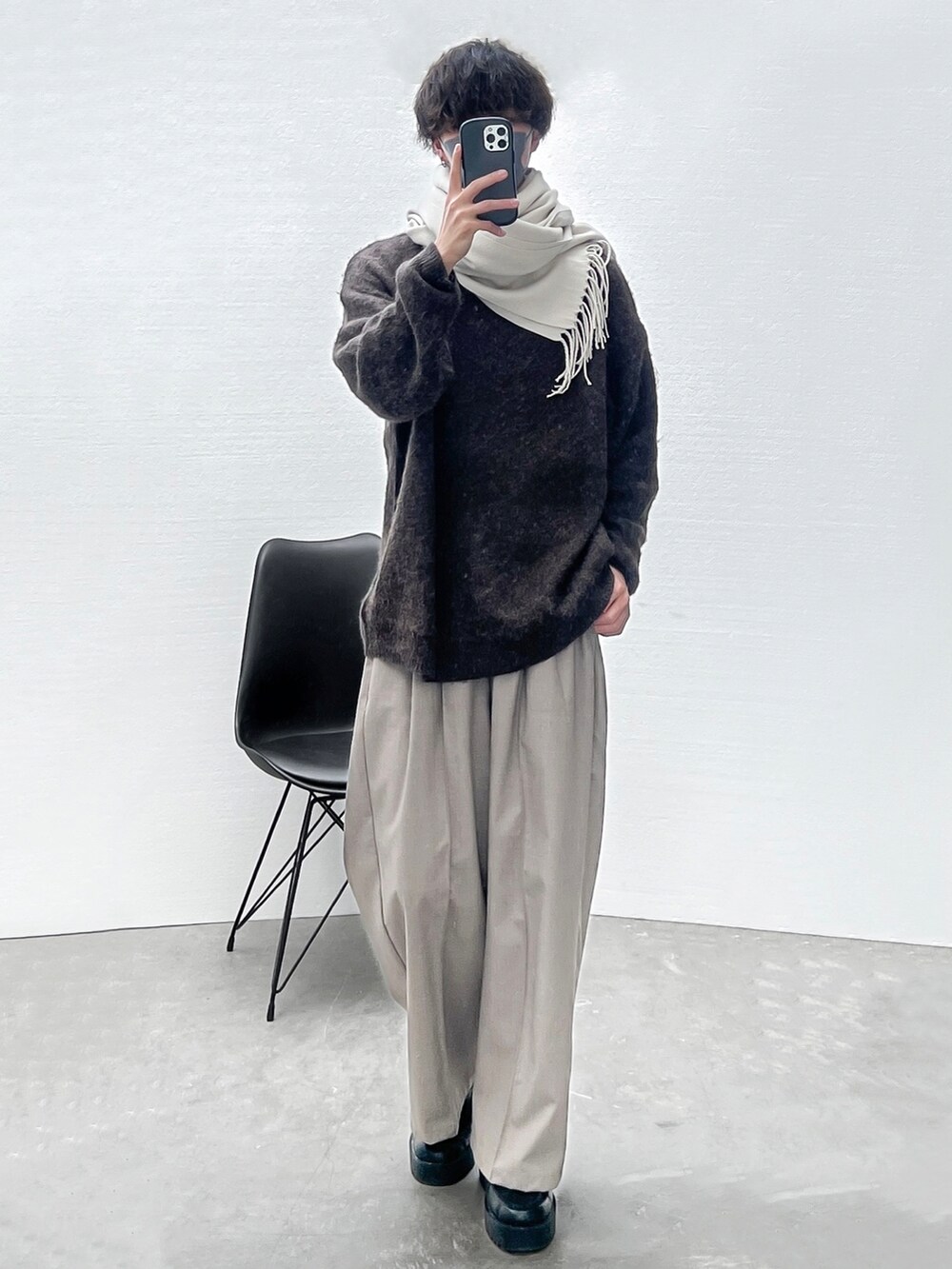 「CASPER JOHNのMohair wool mix sweater/モヘアウールミックスセーター（ニット/セーター、ブラック系）」を使った、あすさん（メンズ・176cm）の冬コーディネートの2枚目の写真