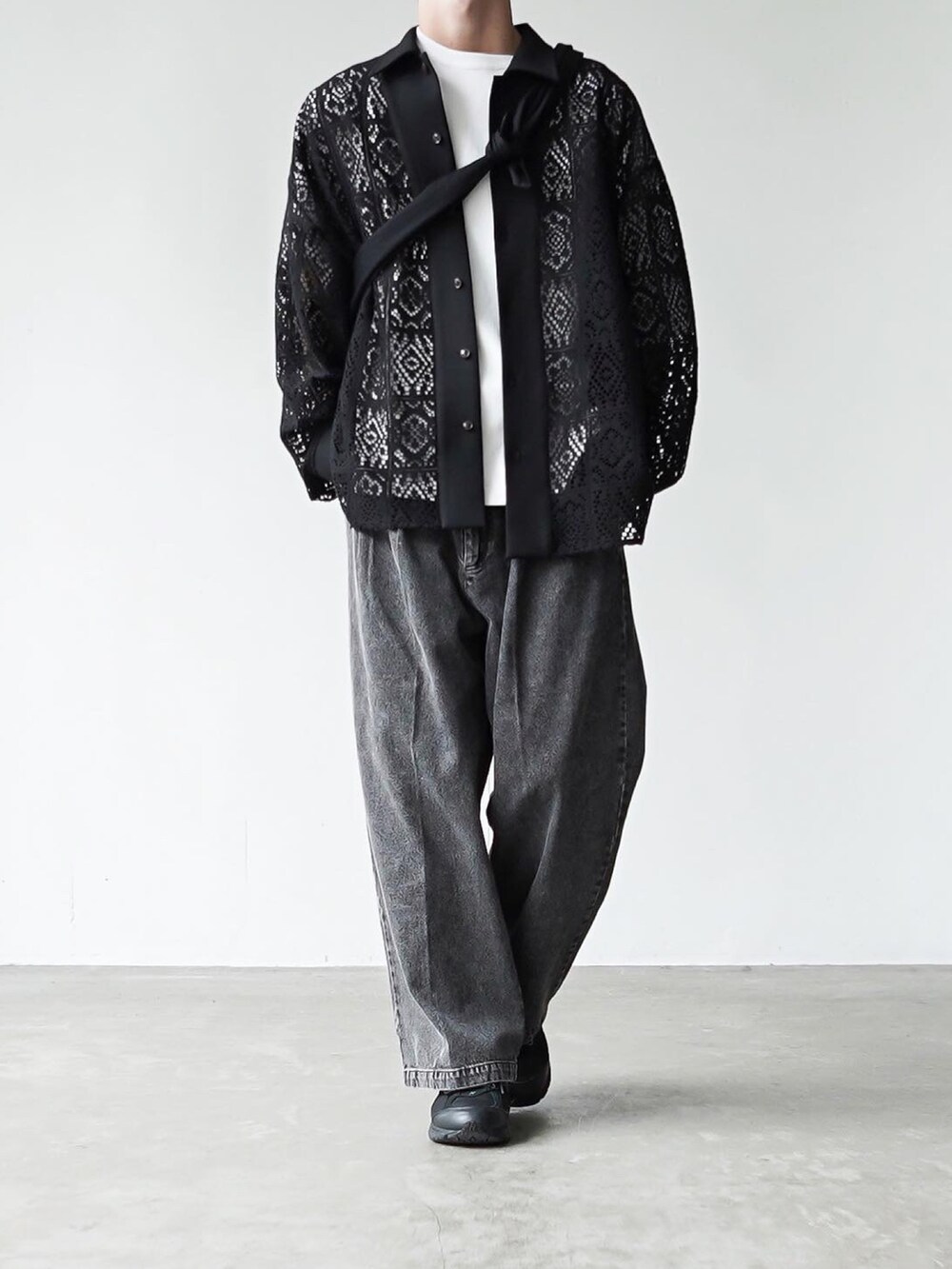 「秋ルック紹介するよ」｜「CASPER JOHNのSee through lace shirts/シースルーレースシャツ（シャツ/ブラウス、ブラック系）」を使った、あすさん（メンズ・176cm）の秋コーディネートの5枚目の写真