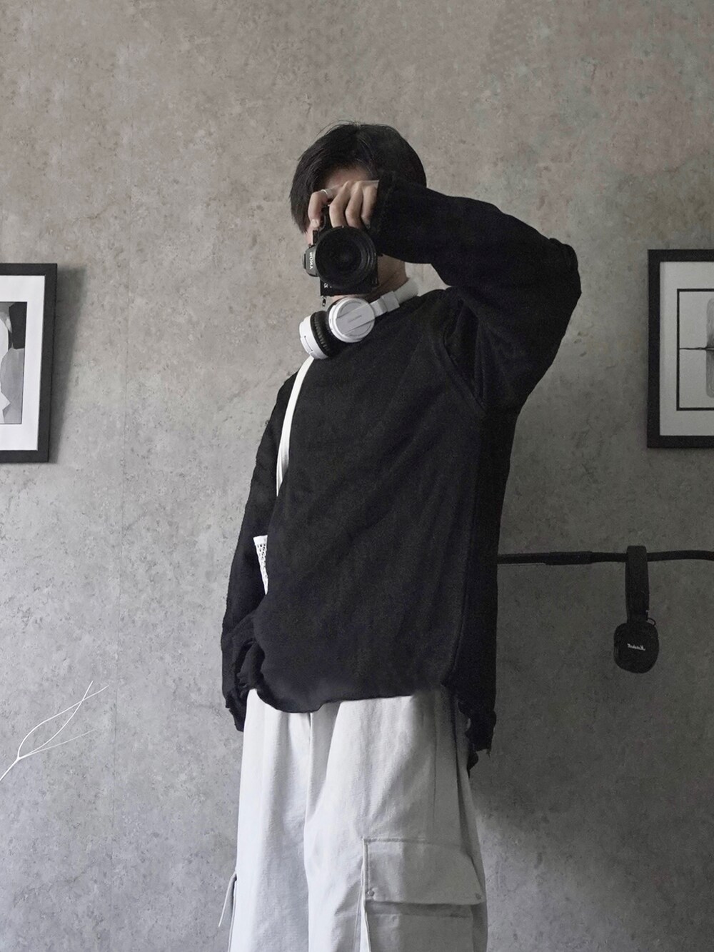 「春コーデ、カーゴパンツ、ロンT、シンプルコーデ、デニム、トートバッグ、スニーカー、休日スタイル」｜「MAISON SPECIALの《ユニセックスアイテム》スラッシュカッティングスリーブプライムオーバーボートネックプルオーバー【MAISON SPECIAL/メゾンスペシャル】（スウェット、ブラック系）」を使った、あすさん（メンズ・176cm）の春コーディネートの4枚目の写真