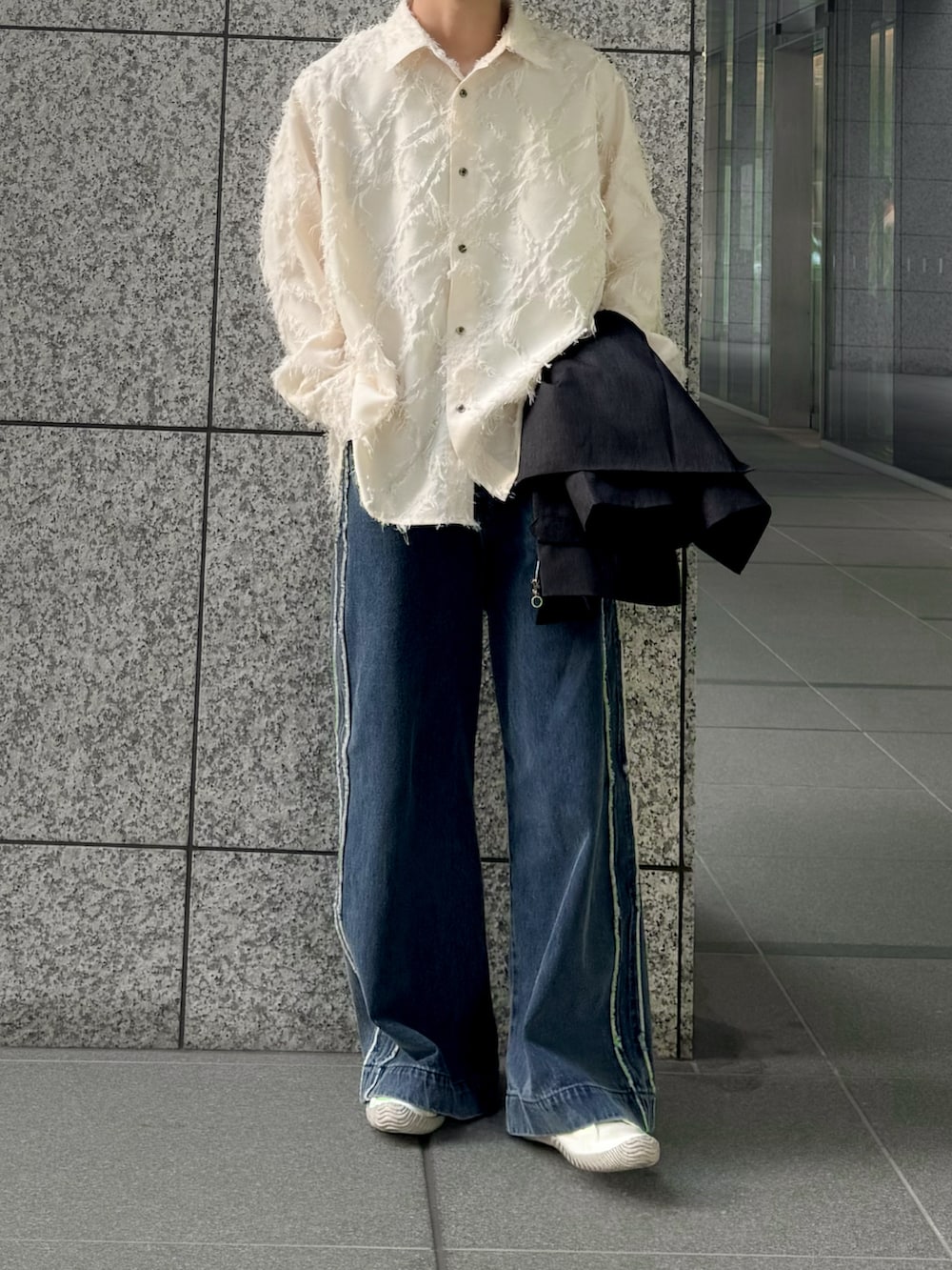 「SPINGLEのSP-110（スニーカー、ホワイト系）」を使った、あすさん（メンズ・176cm）の冬コーディネートの2枚目の写真