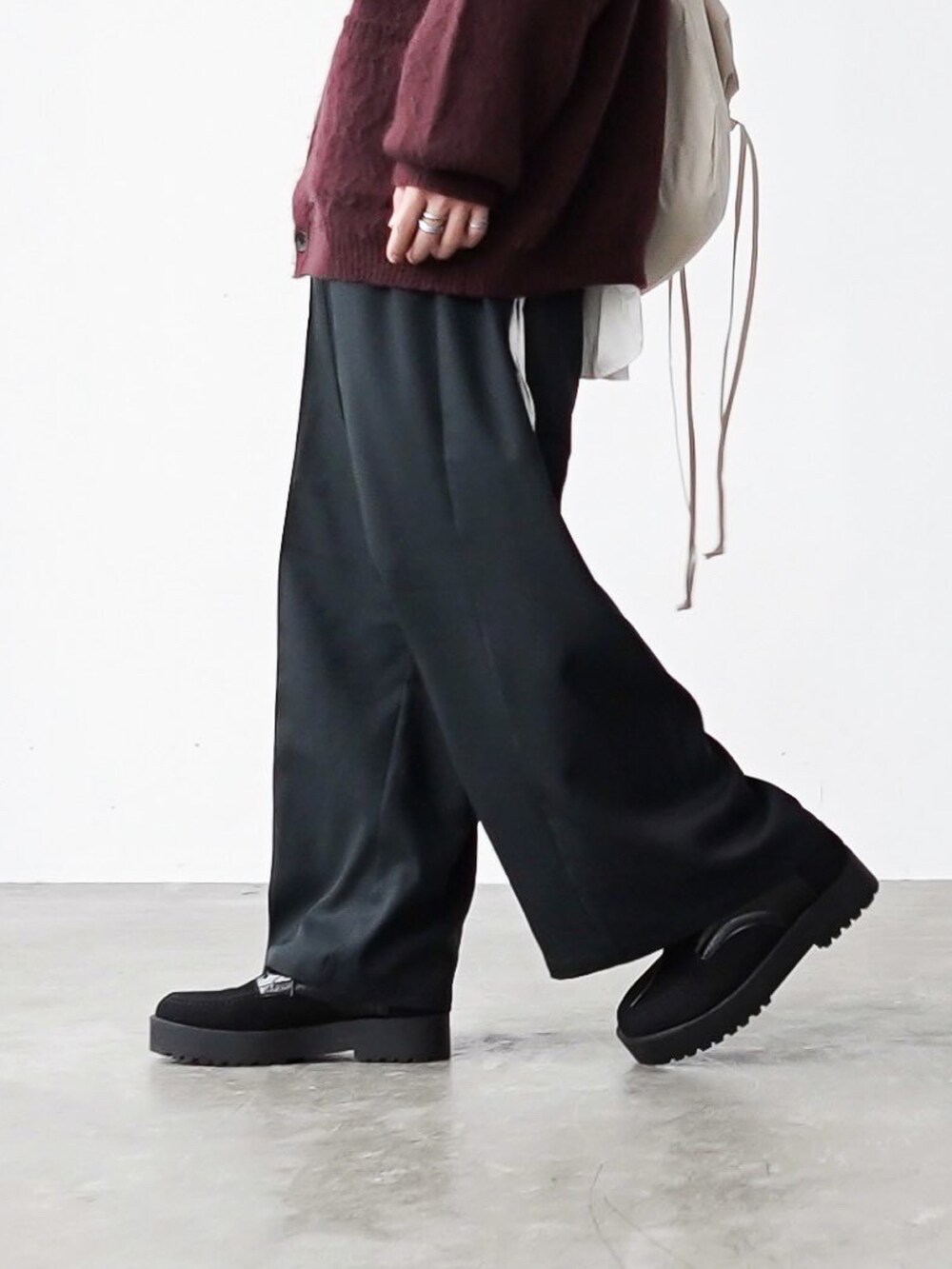 「秋ルック紹介するよ」｜「CASPER JOHNのImitation wool buggy slacks/イミテーションウールバギースラックス（スラックス、ブラック系）」を使った、あすさん（メンズ・176cm）の秋コーディネートの3枚目の写真