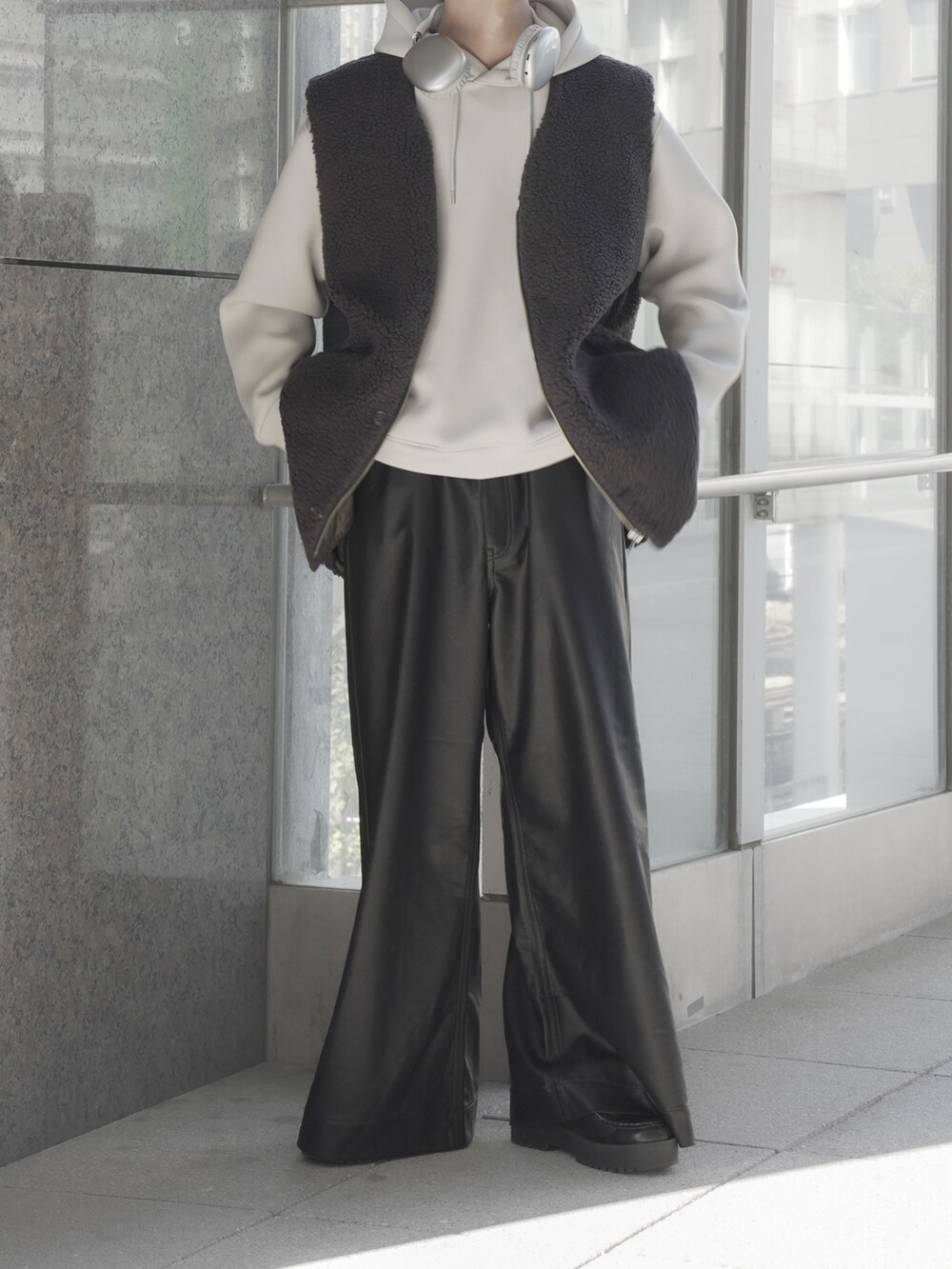 「URBAN RESEARCH Sonny Labelのダンボールフーデッドパーカー（パーカー、グレー系）」を使った、あすさん（メンズ・176cm）の秋コーディネートの4枚目の写真