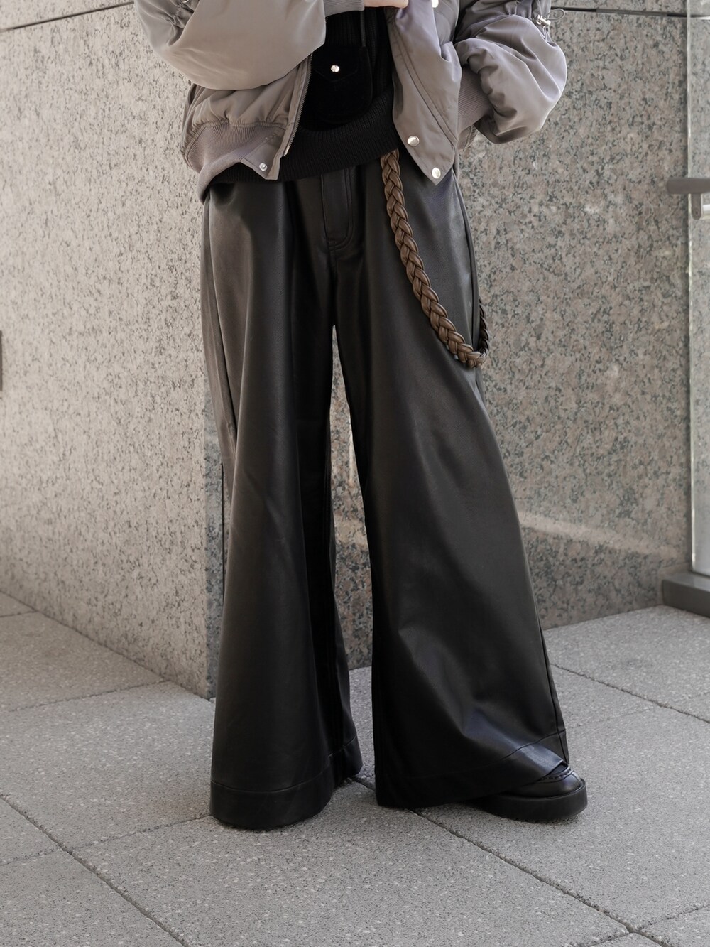 「URBAN RESEARCH Sonny Labelのウォッシャブルウール混クルーネックニット（ニット/セーター、ブラック系）」を使った、あすさん（メンズ・176cm）の冬コーディネートの4枚目の写真