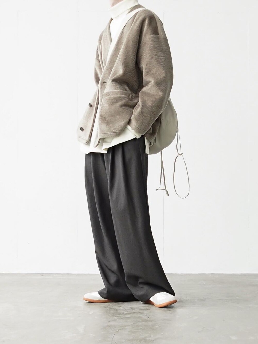 「秋ルック紹介するよ」｜「CASPER JOHNのGerman Trainer/ジャーマントレーナー（スニーカー、ホワイト系）」を使った、あすさん（メンズ・176cm）の秋コーディネートの2枚目の写真