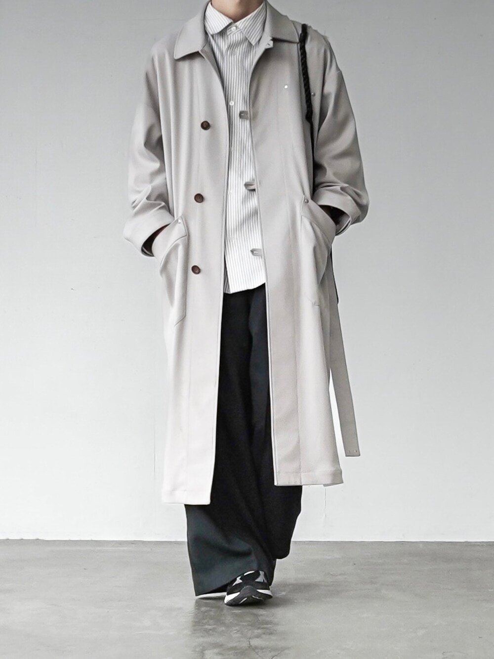 「CASPER JOHNのTab button shop coat/タブボタンショップコート（ダウンジャケット/コート、ホワイト系）」を使った、あすさん（メンズ・176cm）の冬コーディネートの2枚目の写真