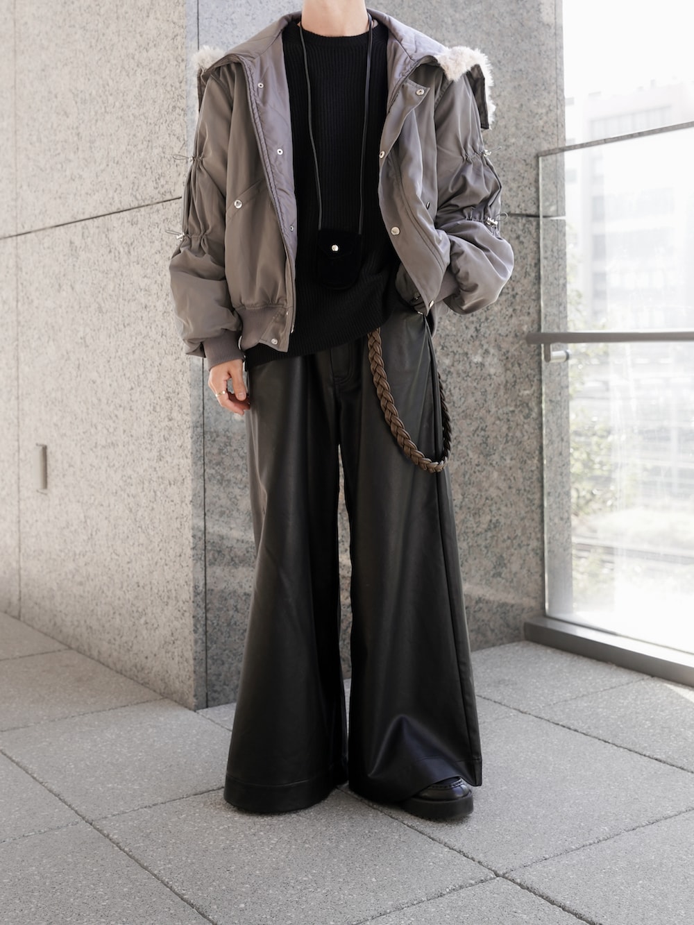 「URBAN RESEARCH Sonny Labelのウォッシャブルウール混クルーネックニット（ニット/セーター、ブラック系）」を使った、あすさん（メンズ・176cm）の冬コーディネートの2枚目の写真