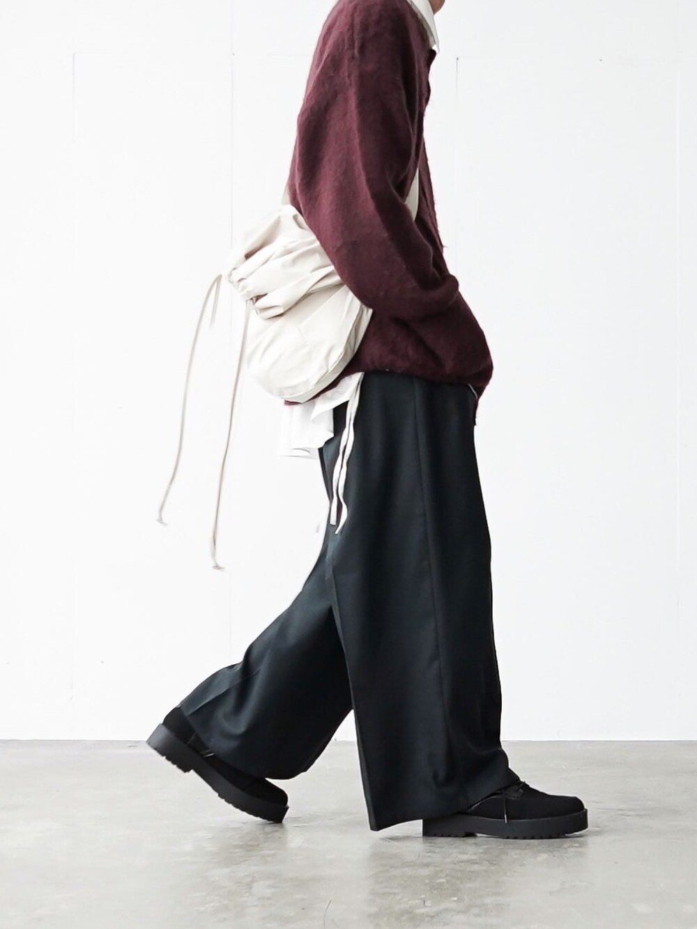 「秋ルック紹介するよ」｜「CASPER JOHNのImitation wool buggy slacks/イミテーションウールバギースラックス（スラックス、ブラック系）」を使った、あすさん（メンズ・176cm）の秋コーディネートの5枚目の写真