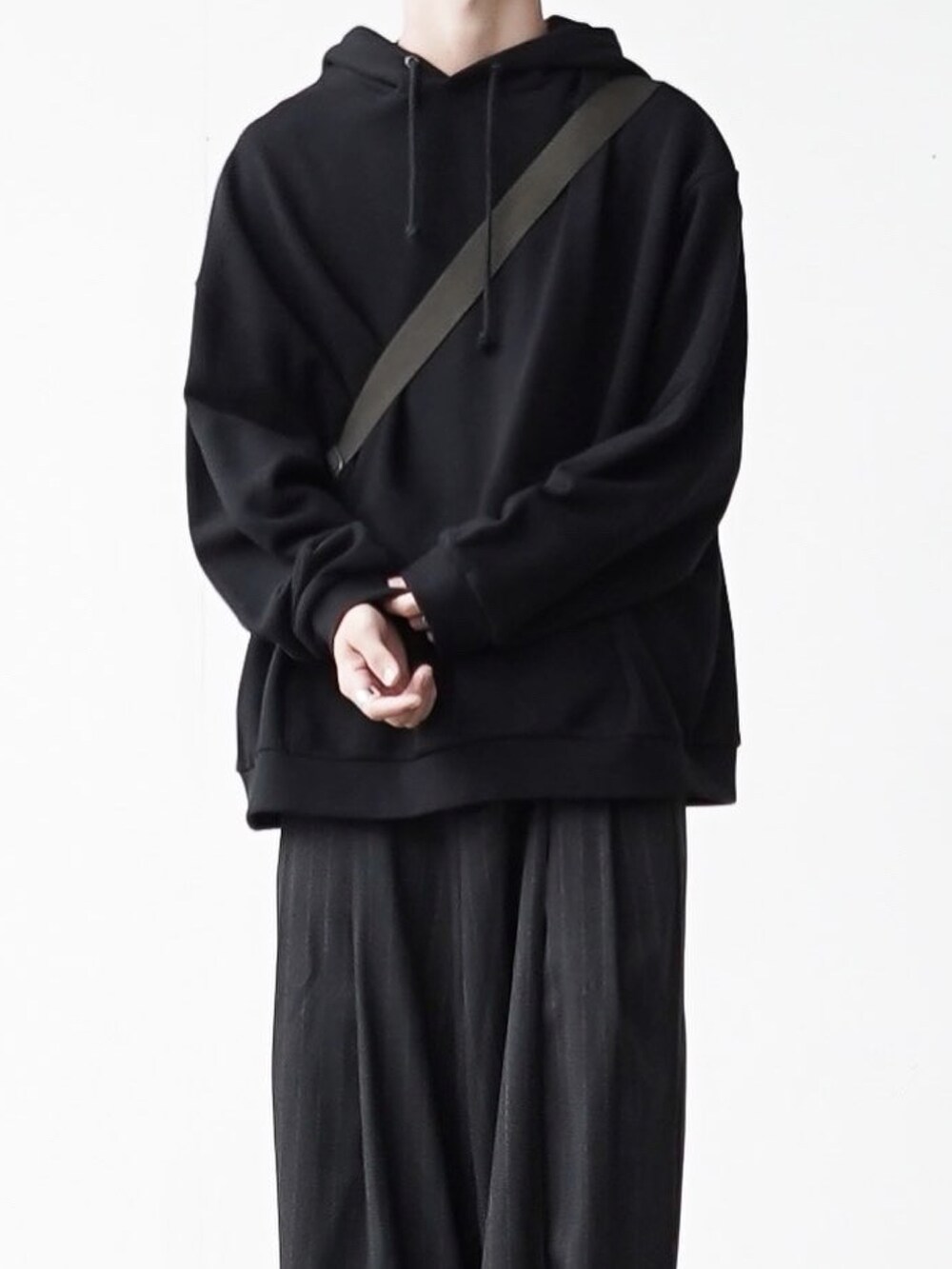 「remerのloose basic over parker / ルーズベーシックオーバーパーカー（パーカー、ブラック系）」を使った、あすさん（メンズ・176cm）の秋コーディネートの3枚目の写真