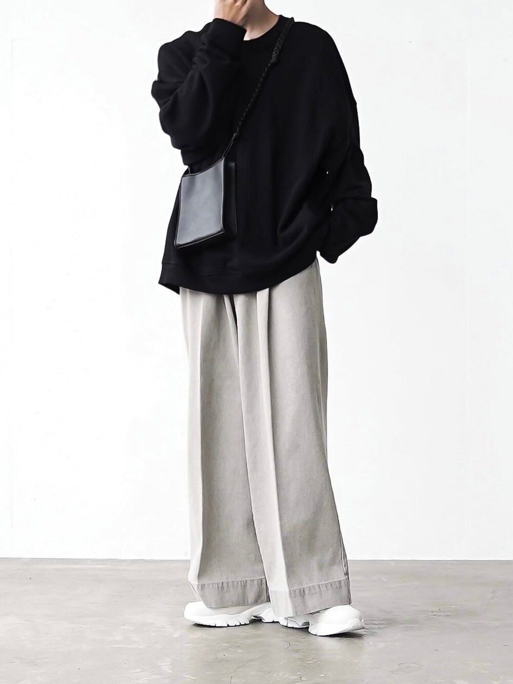 「remerのloose crew neck sweat/ルーズクルーネックスウェット（スウェット、ブラック系）」を使った、あすさん（メンズ・176cm）の秋コーディネートの5枚目の写真
