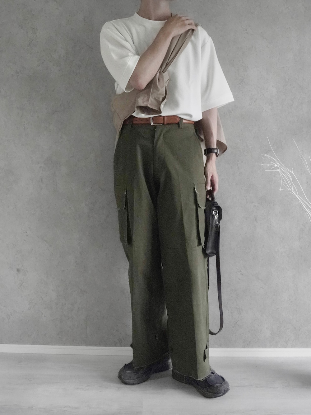 「URBAN RESEARCH Sonny LabelのシルキーダンボールニットTシャツ（Tシャツ/カットソー、ホワイト系）」を使った、あすさん（メンズ・176cm）の夏コーディネートの4枚目の写真