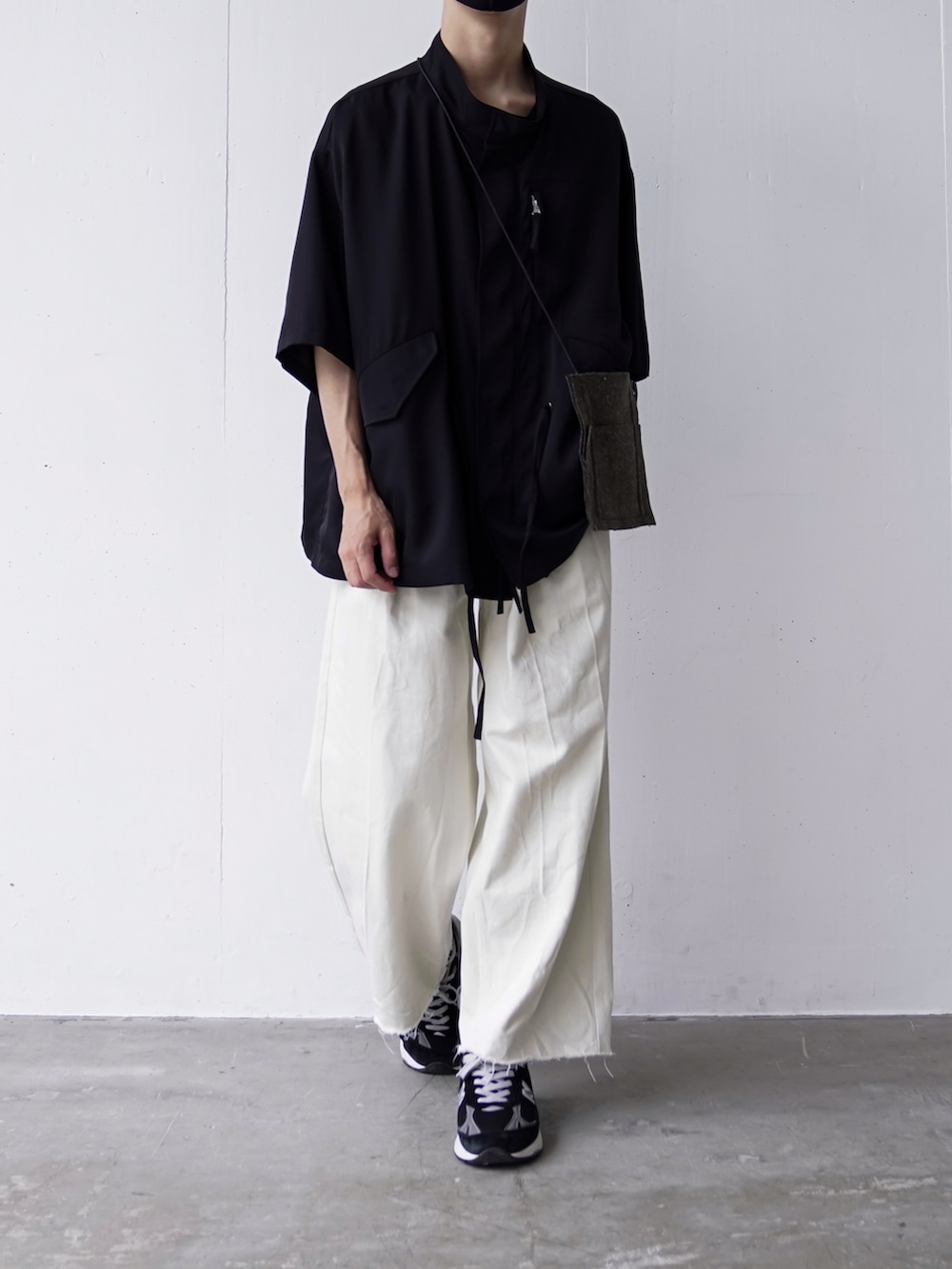 「春夏コーデ」｜「CASPER JOHNのアイテム（シャツ/ブラウス、ブラック系）」を使った、あすさん（メンズ・176cm）の春コーディネートの2枚目の写真