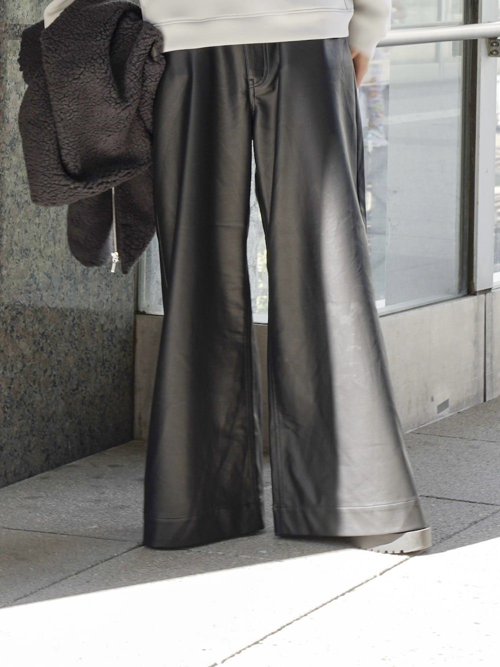 「URBAN RESEARCH Sonny Labelのダンボールフーデッドパーカー（パーカー、グレー系）」を使った、あすさん（メンズ・176cm）の秋コーディネートの3枚目の写真