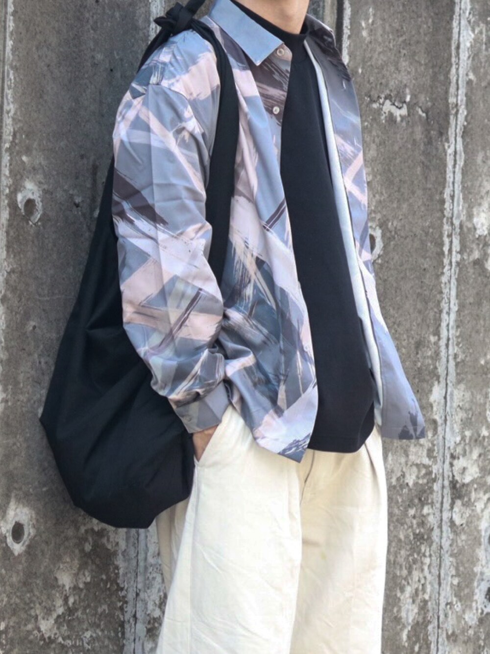 グレー系のシャツ/ブラウス、ホワイト系のデニムパンツ、ブラック系のスニーカーを着用したメンズの春コーディネートの4枚目の写真