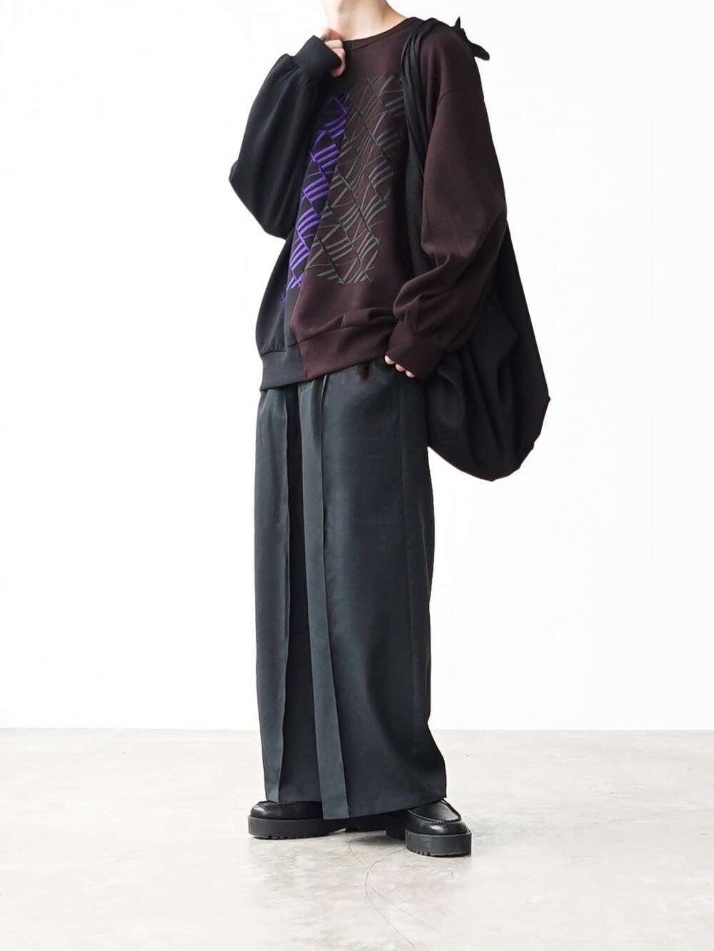 ブラック系のスウェット、ブラック系のドレスシューズ、ブラック系のスラックスを着用したメンズの秋コーディネートの2枚目の写真