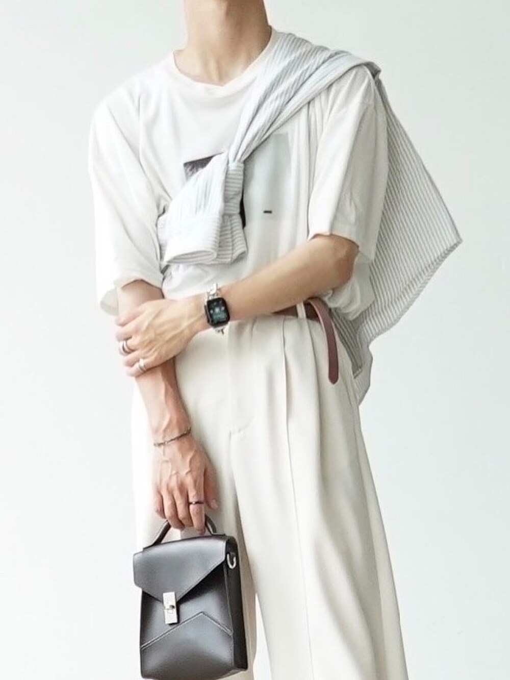 「steinのアイテム（Tシャツ/カットソー、ホワイト系）」を使った、あすさん（メンズ・176cm）の夏コーディネートの4枚目の写真