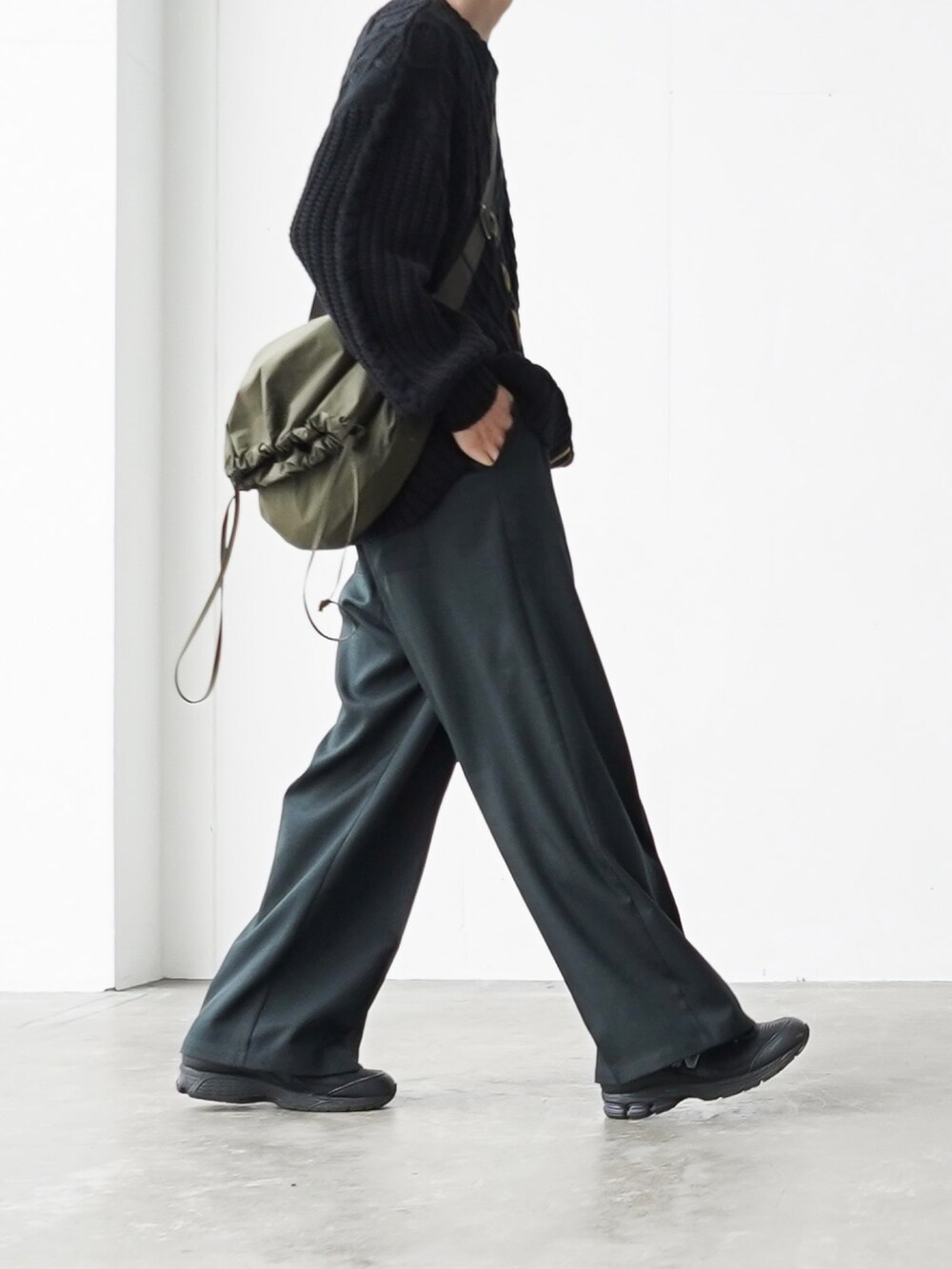「CASPER JOHNのImitation wool buggy slacks/イミテーションウールバギースラックス（スラックス、ブラック系）」を使った、あすさん（メンズ・176cm）の秋コーディネートの4枚目の写真