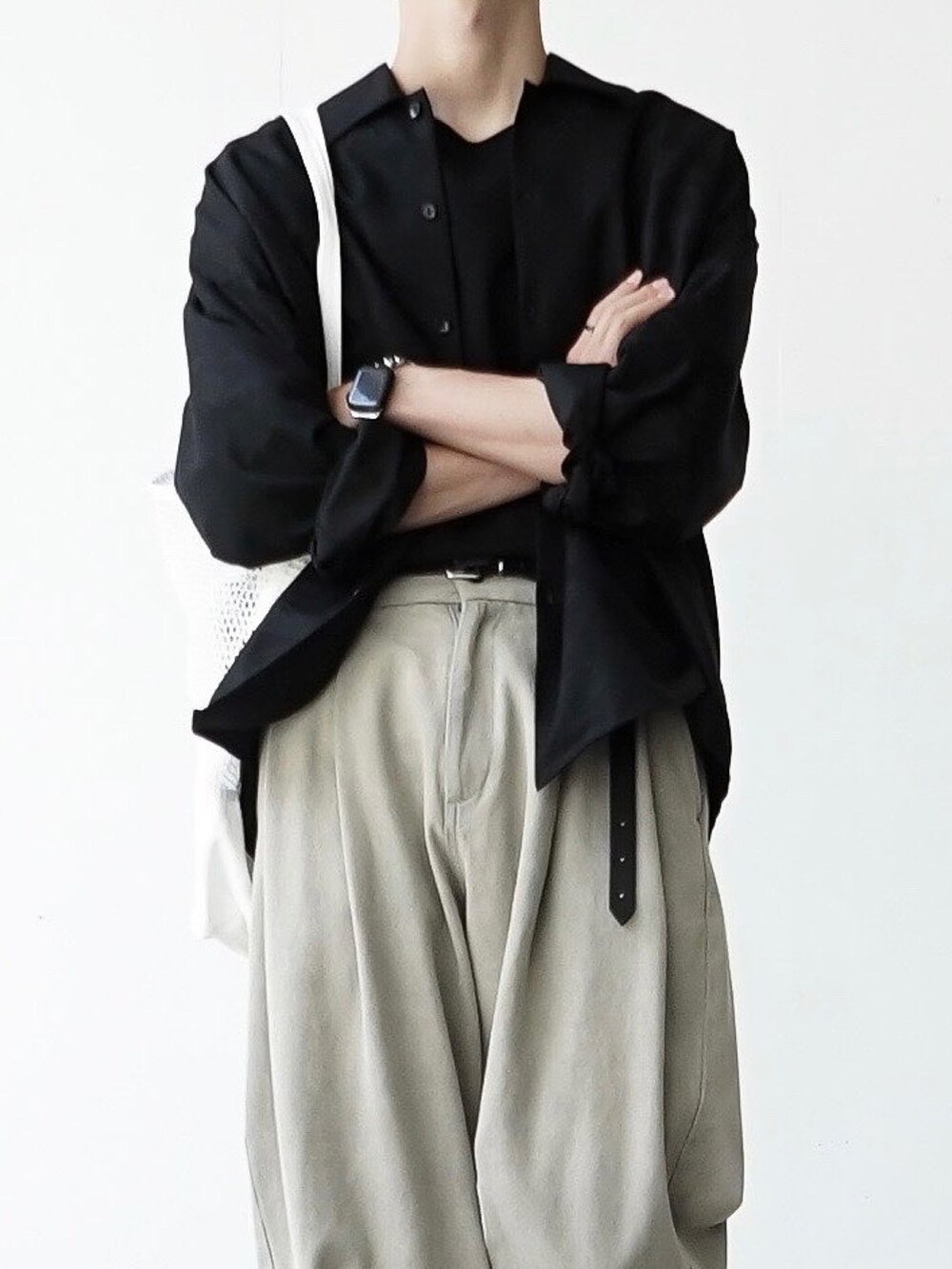 ブラック系のTシャツ/カットソー、ベージュ系のデニムパンツ、ブラック系のスニーカーを着用したメンズの夏コーディネートの4枚目の写真