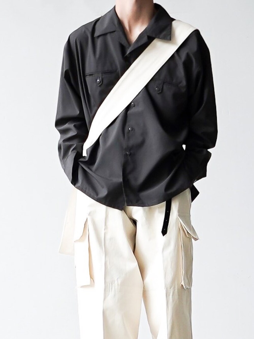 グレー系のシャツ/ブラウス、ホワイト系のカーゴパンツ、ブラック系のドレスシューズを着用したメンズの秋コーディネートの4枚目の写真