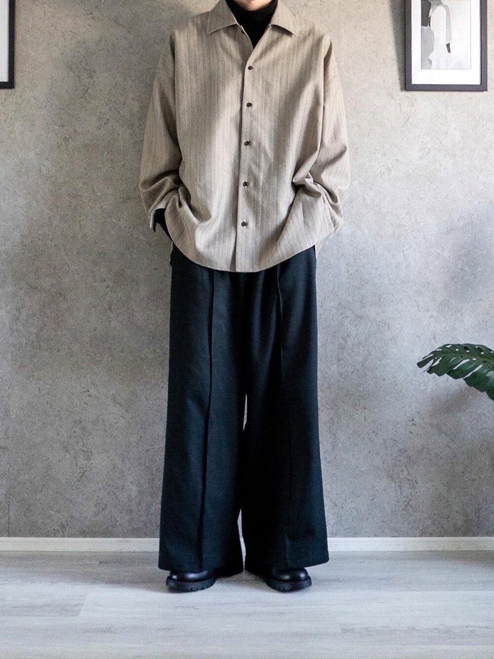 「CASPER JOHNのImitation wool buggy slacks/イミテーションウールバギースラックス（スラックス、ブラック系）」を使った、あすさん（メンズ・176cm）の冬コーディネートの2枚目の写真